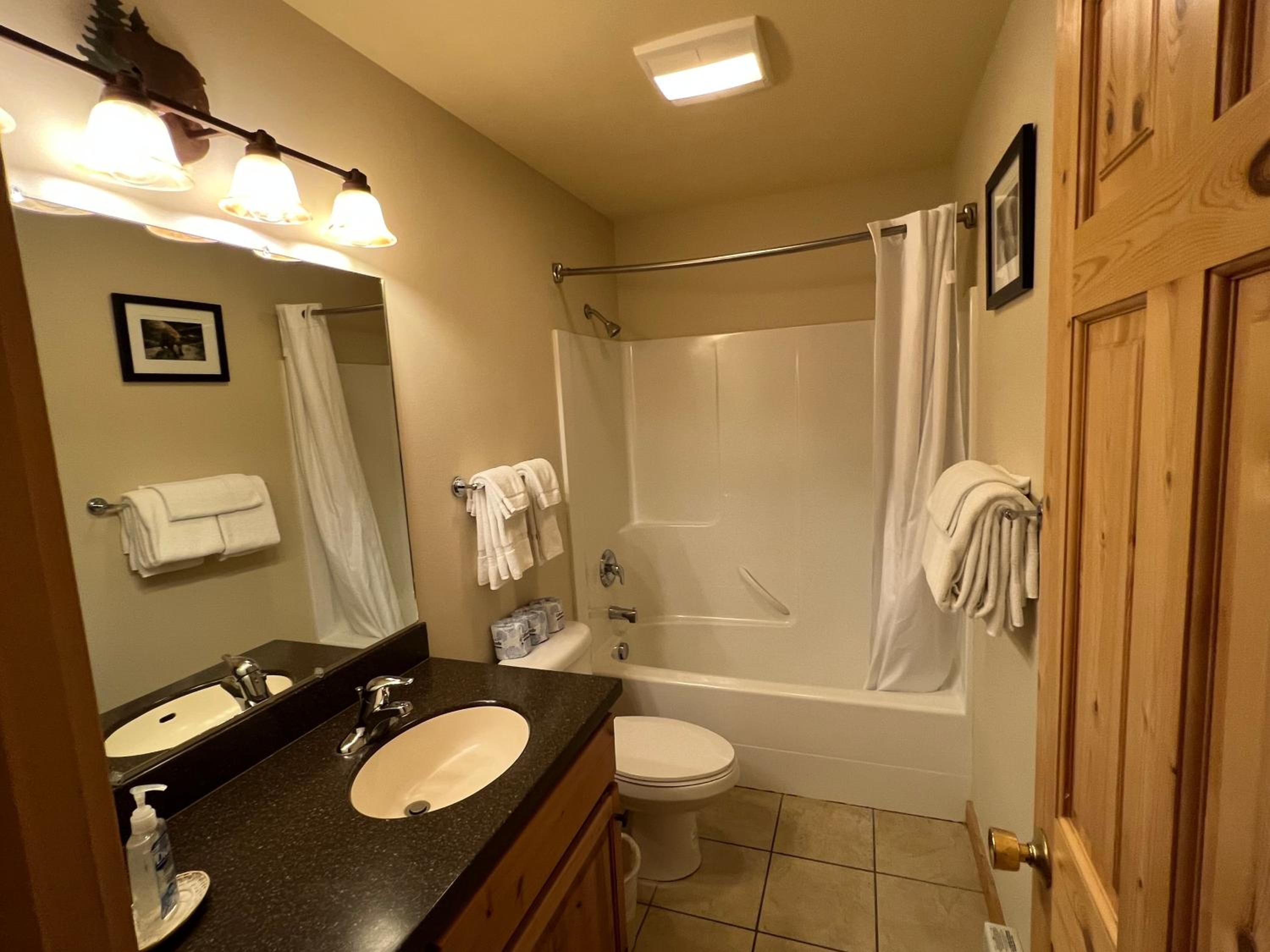Eight-Bedroom House photo 2