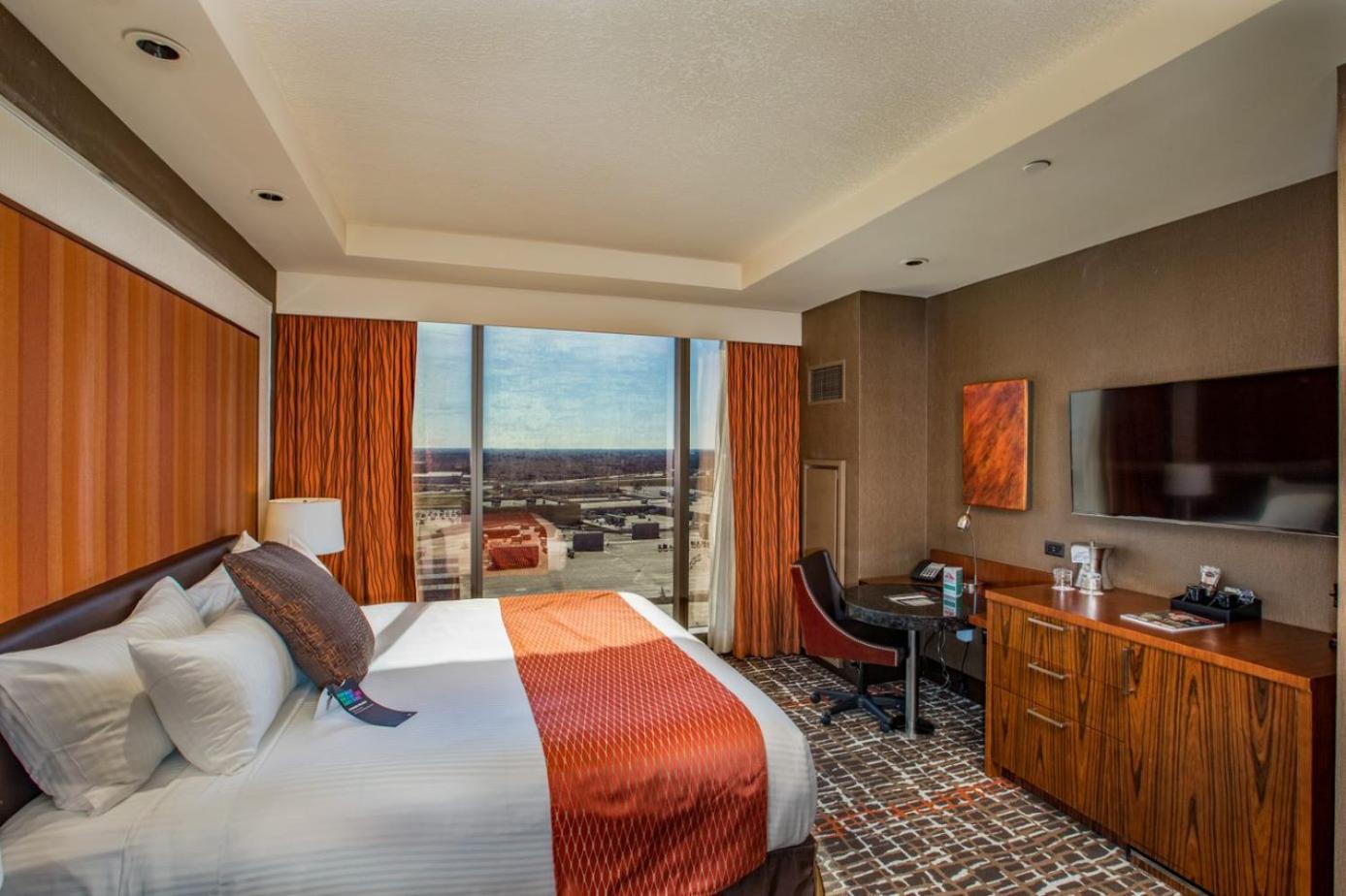Deluxe King Room with Roll-In Shower, Spa Tower - Mobility and Hearing Accessible/Non-Smoking photo 2