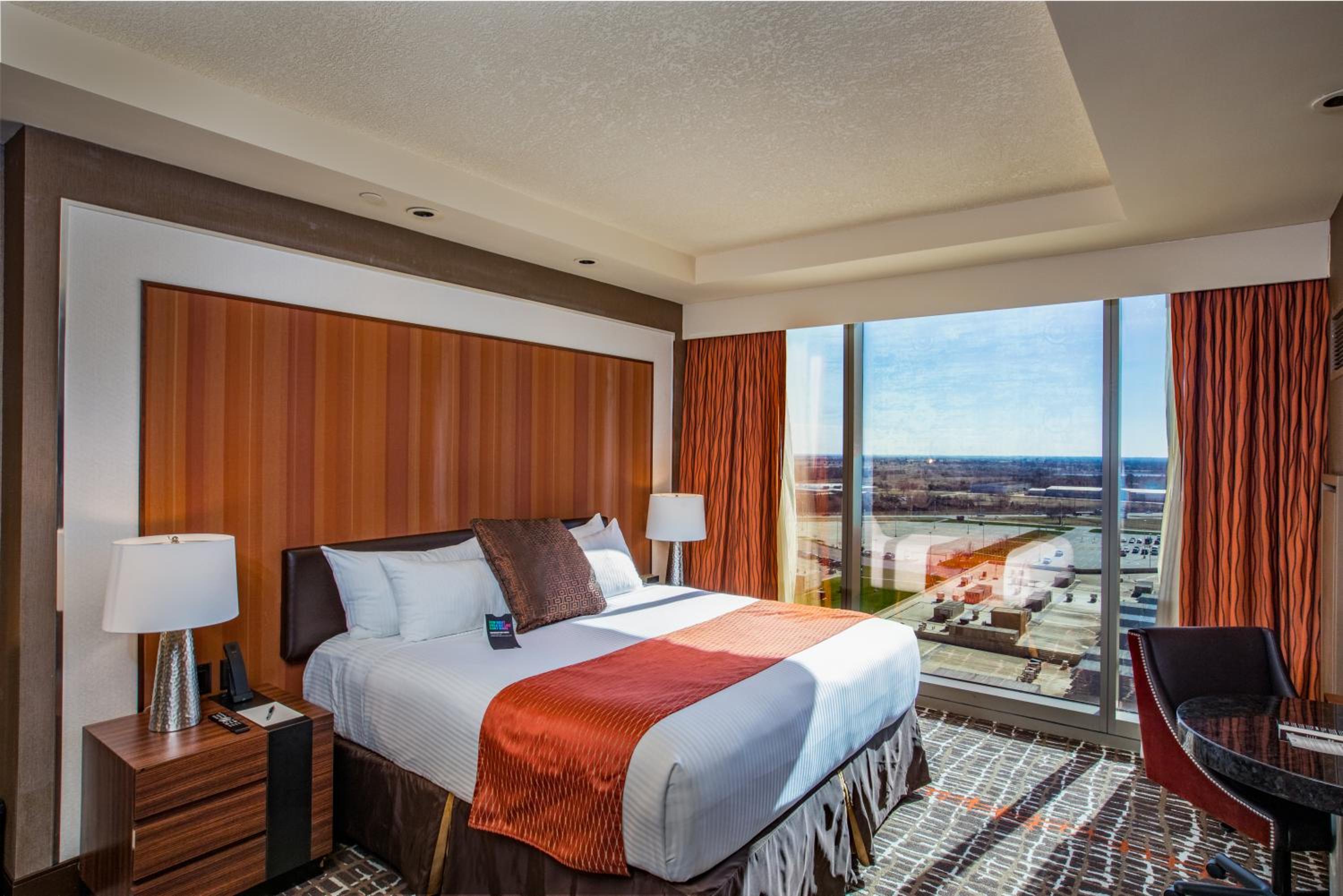 Deluxe King Room with Roll-In Shower, Spa Tower - Mobility and Hearing Accessible/Non-Smoking photo 1