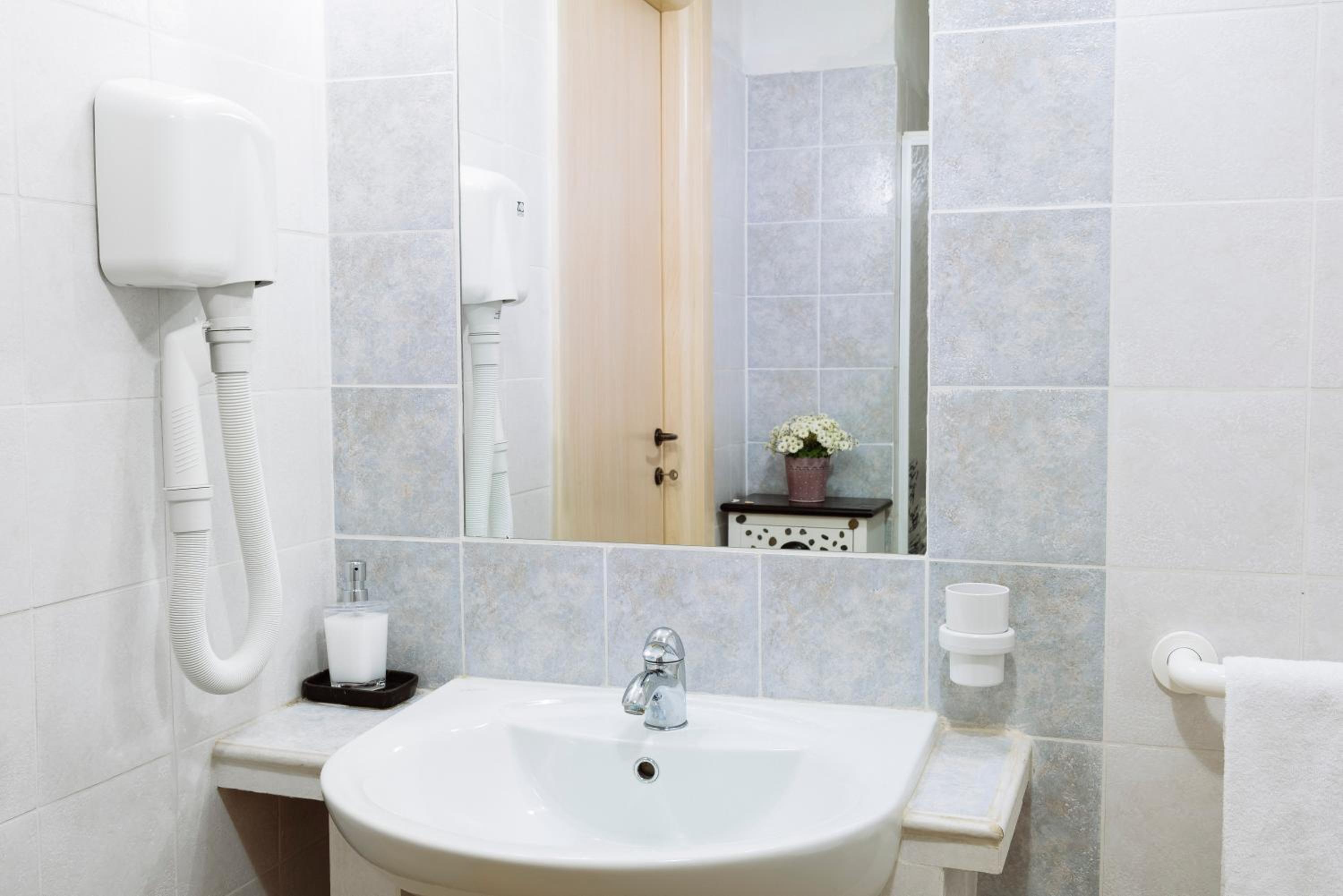 Double or Twin Room - Photo 7