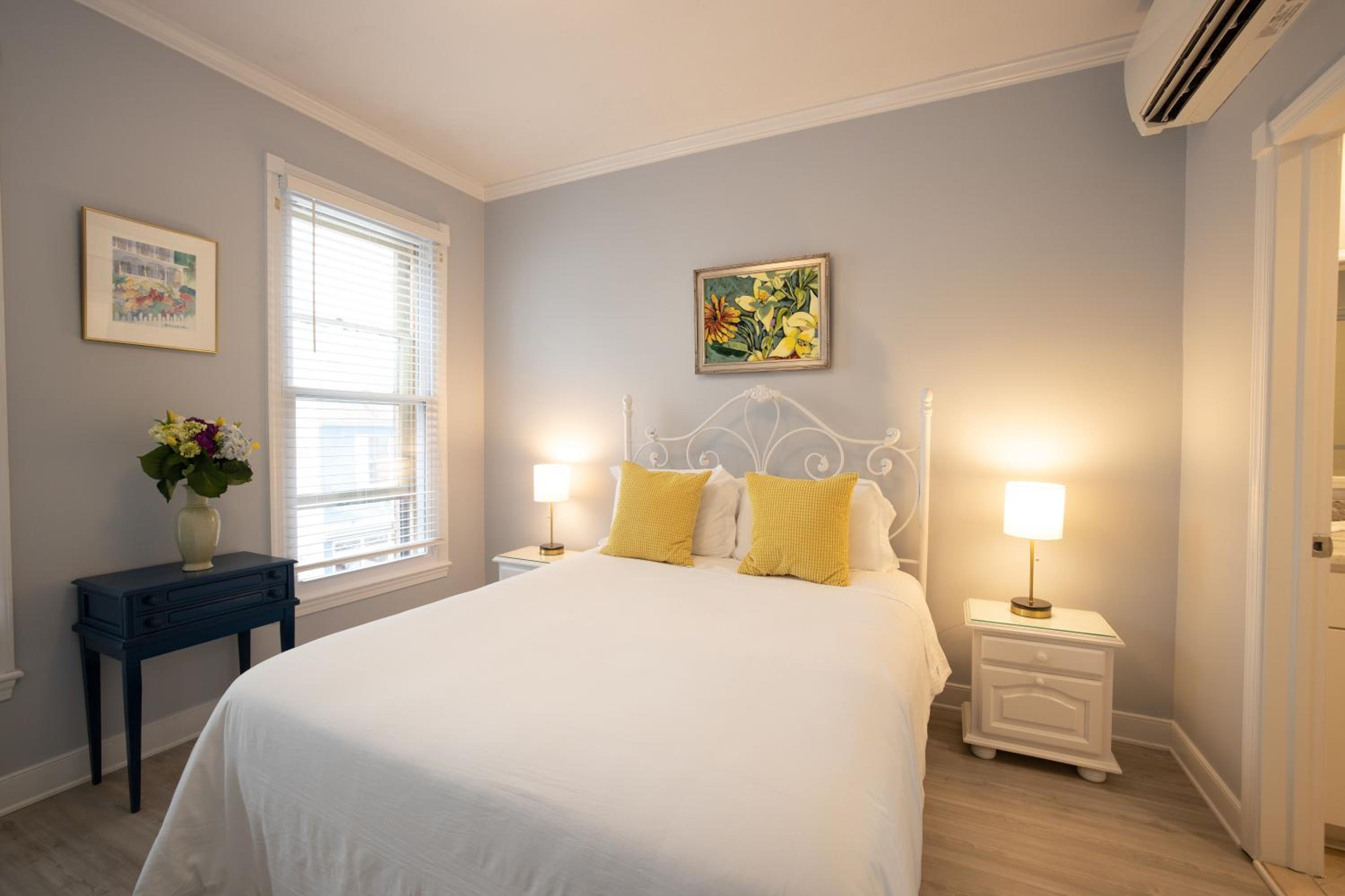 Queen Room photo 2
