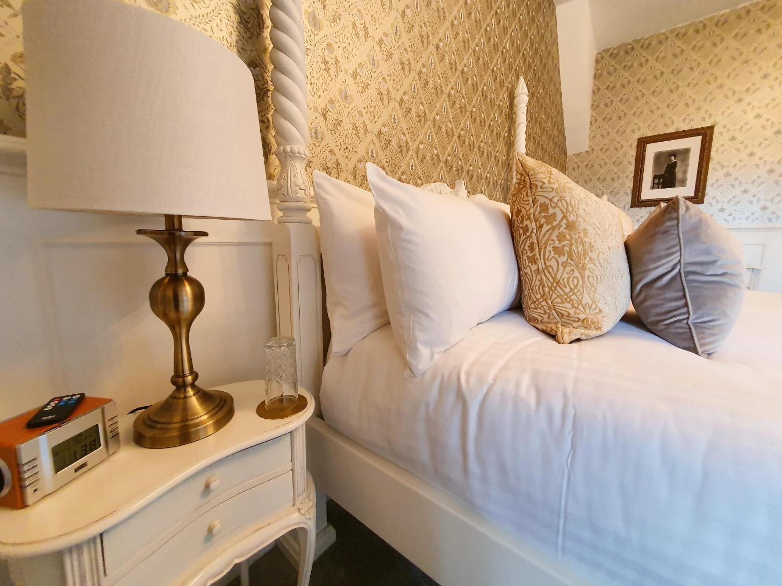 Deluxe Four Poster photo 2