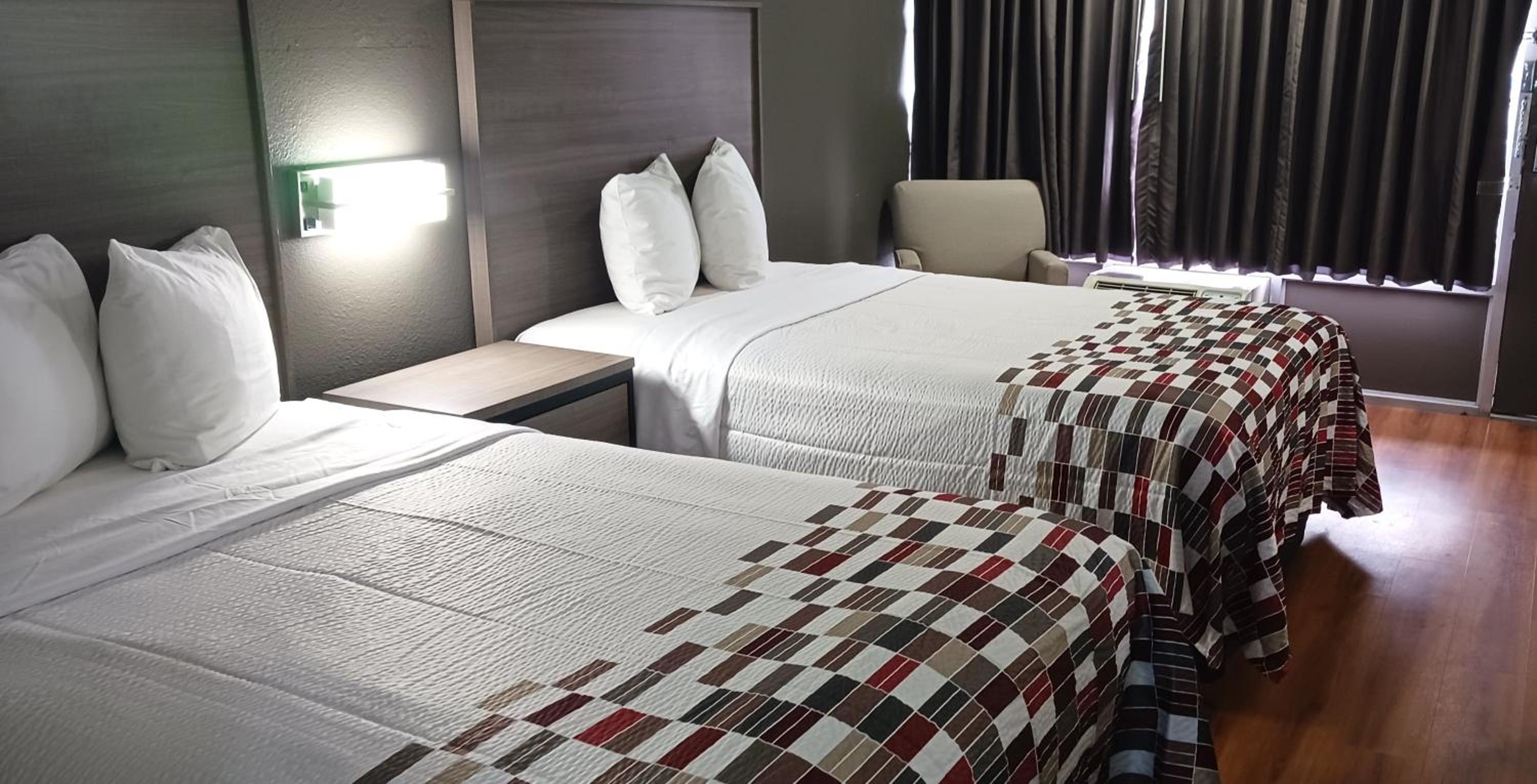 Deluxe Room With Two Double Beds Disability Access Non-Smoking - Photo 1