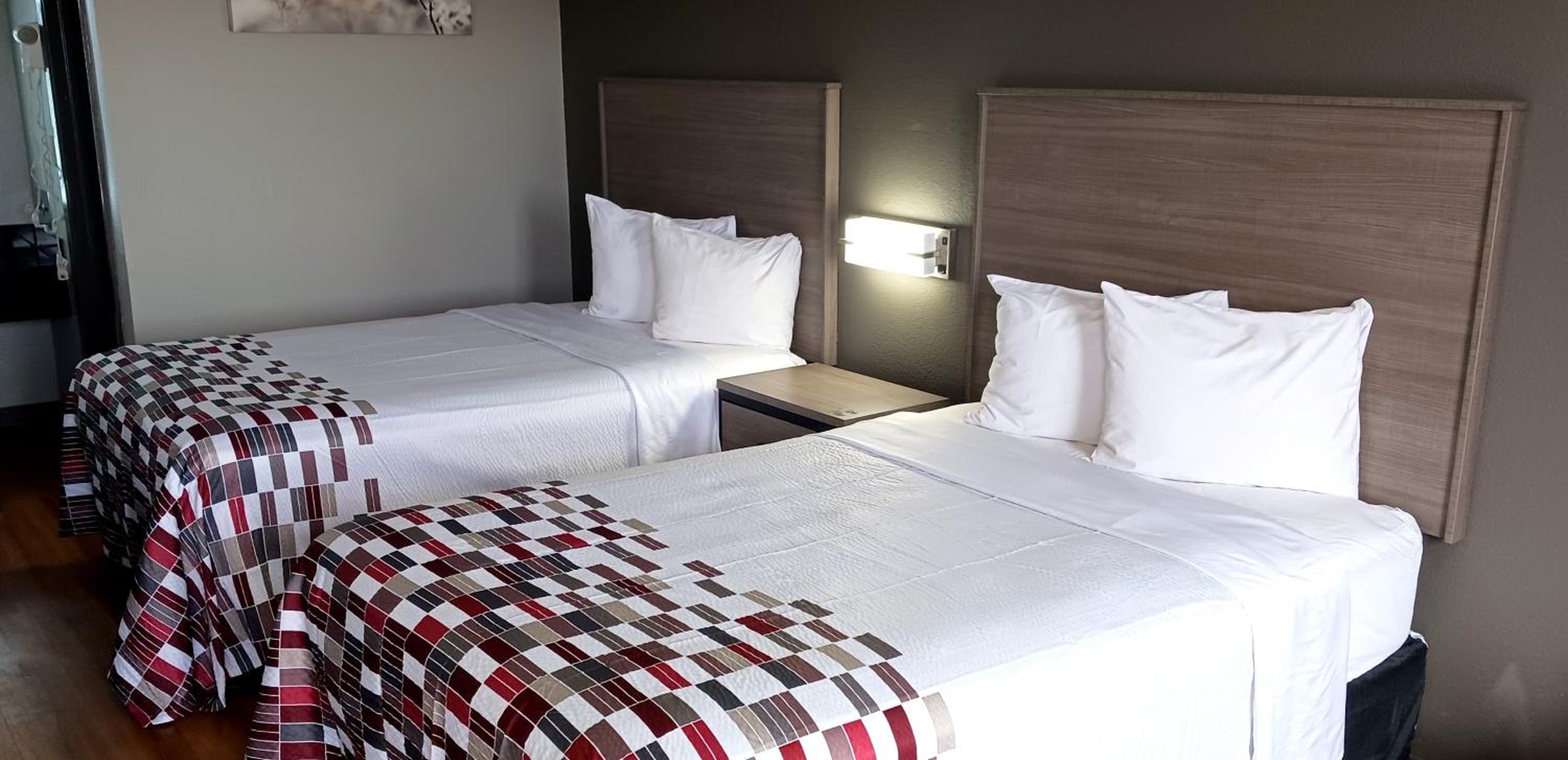 Deluxe Room With Two Double Beds Disability Access Non-Smoking - Photo 4