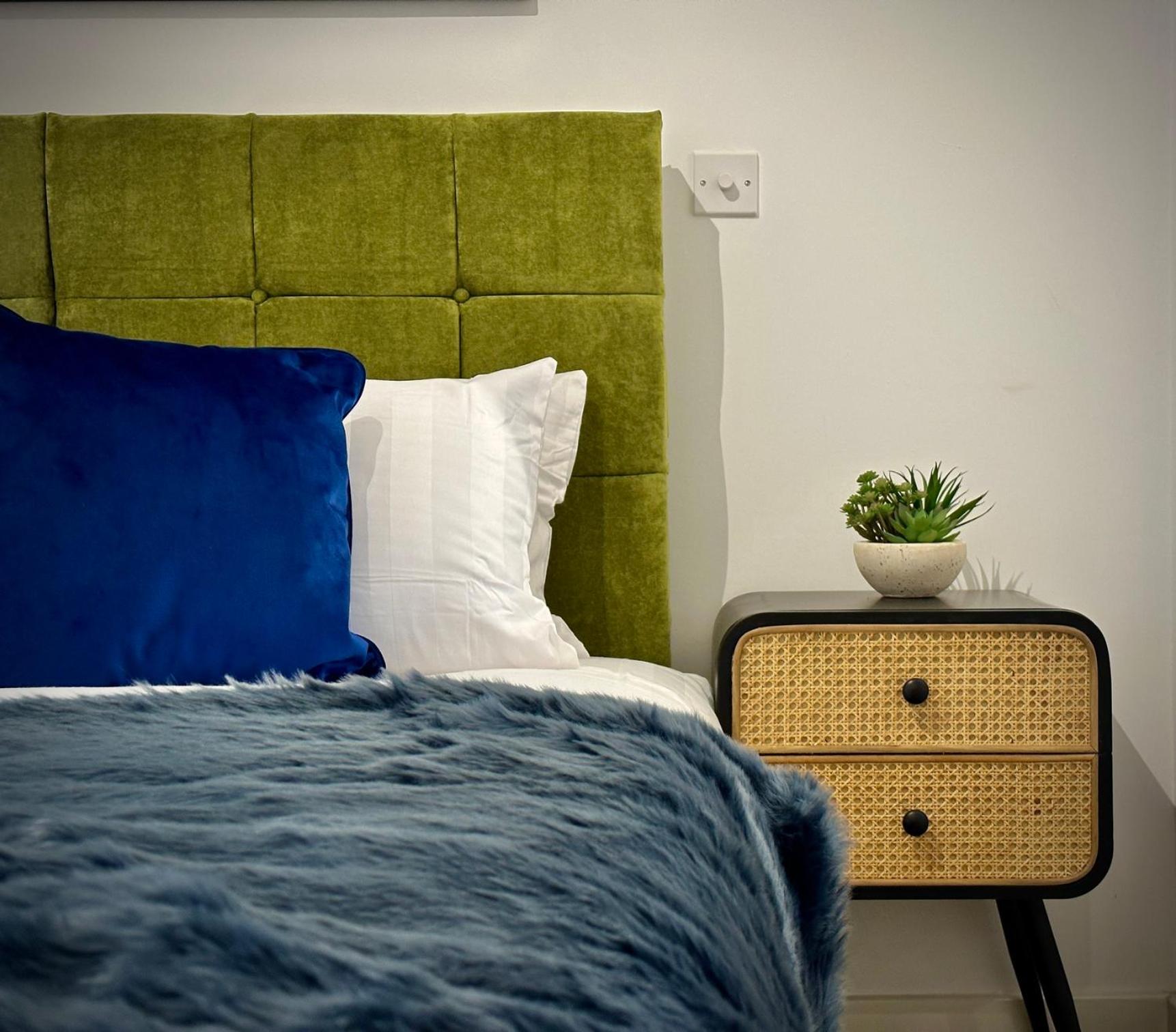 One-Bedroom Apartment photo 1