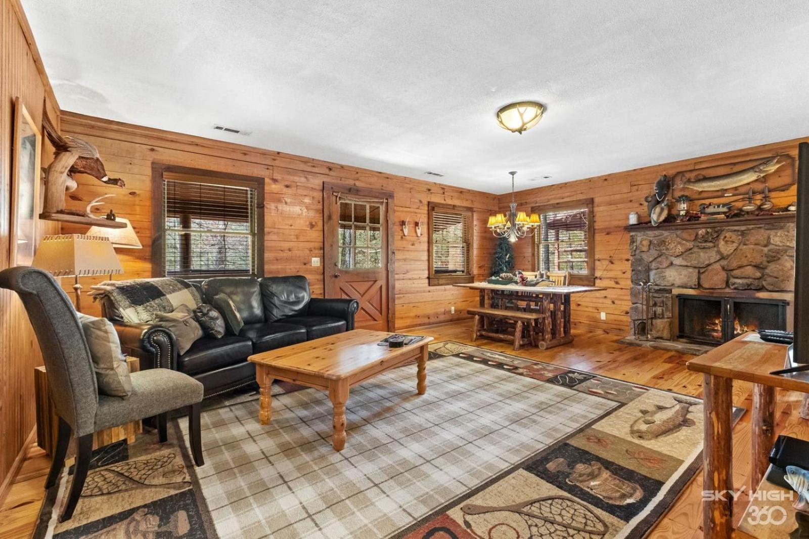 The Lake House Two-Bedroom Cottage with Hot Tub – Hill View photo 1