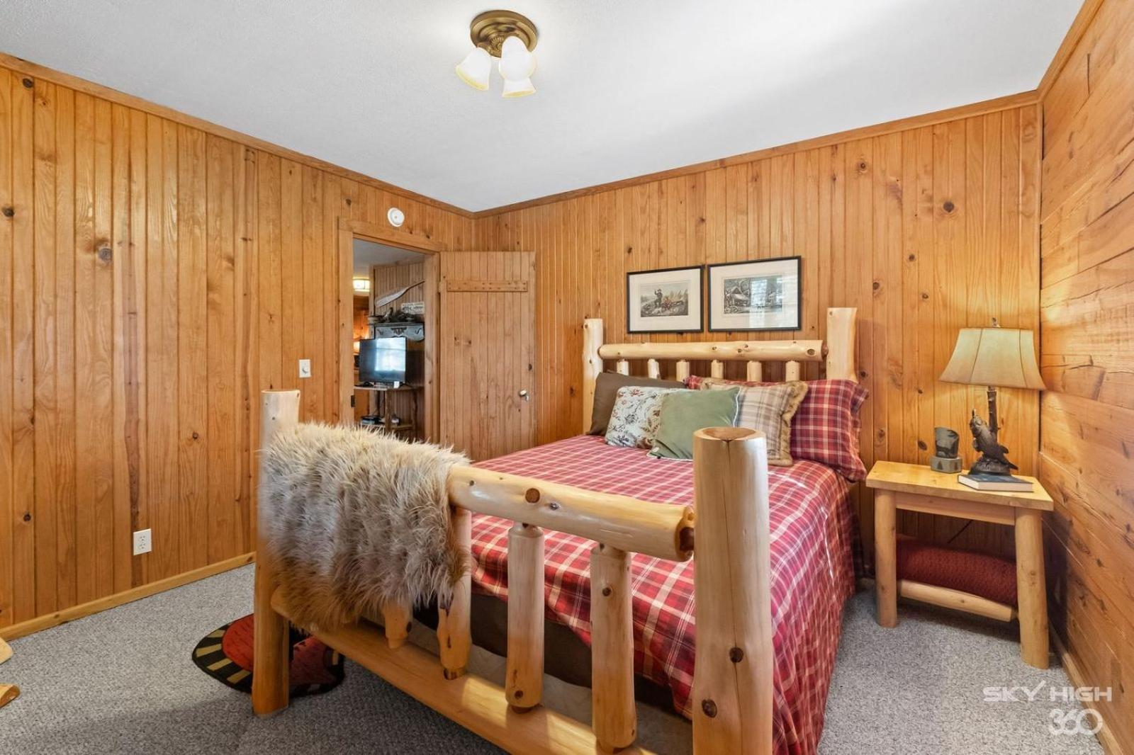 The Lake House Two-Bedroom Cottage with Hot Tub – Hill View photo 3