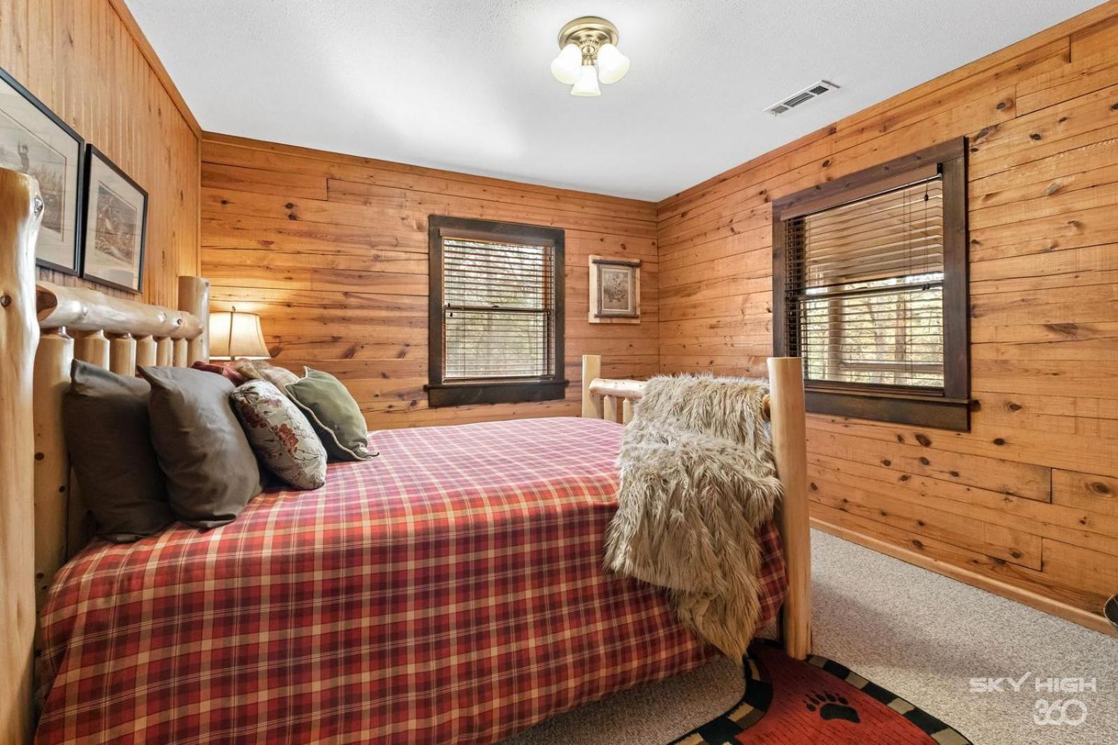 The Lake House Two-Bedroom Cottage with Hot Tub – Hill View photo 2