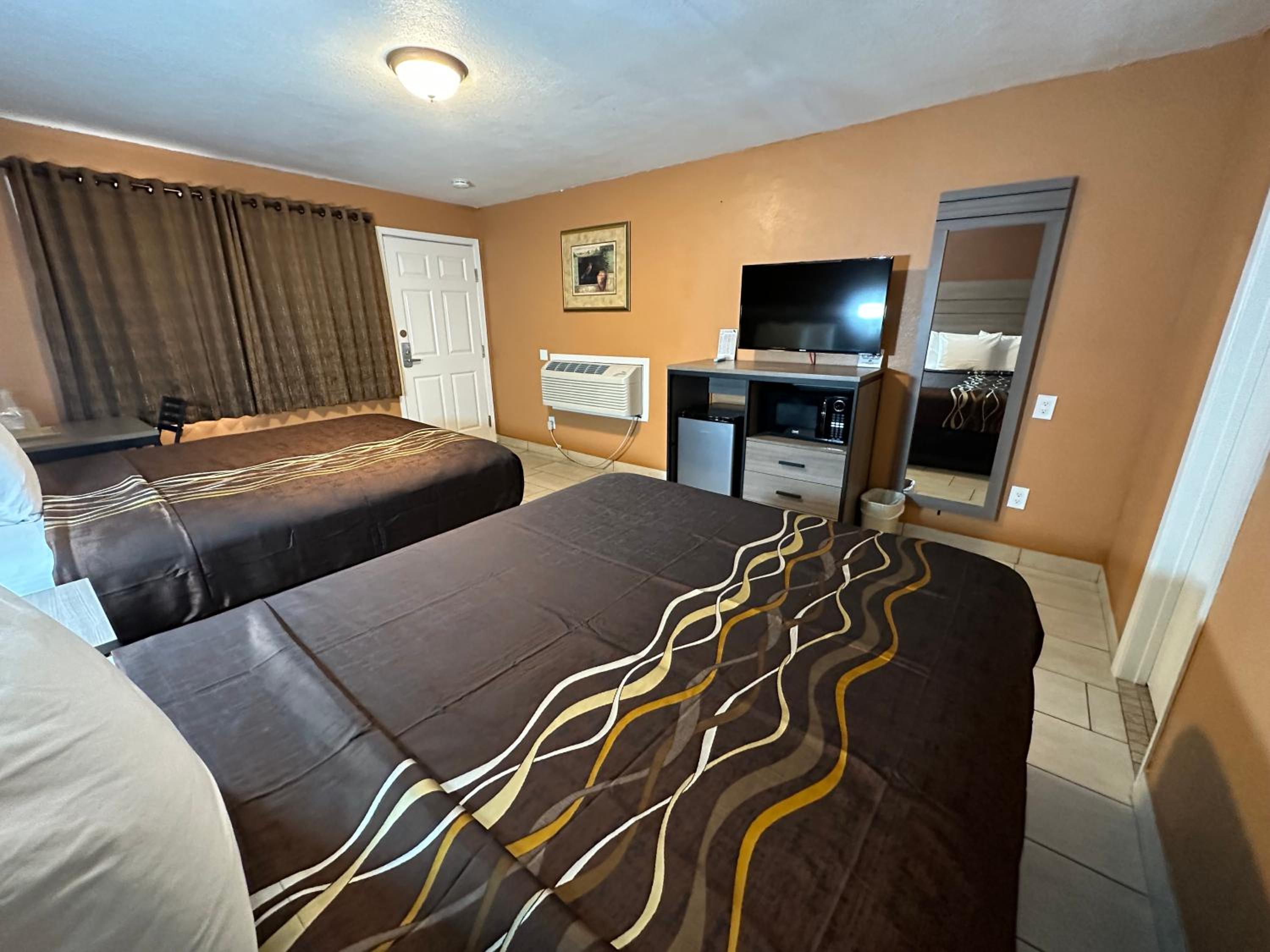 Queen Room with Two Queen Beds - Non-Smoking photo 3