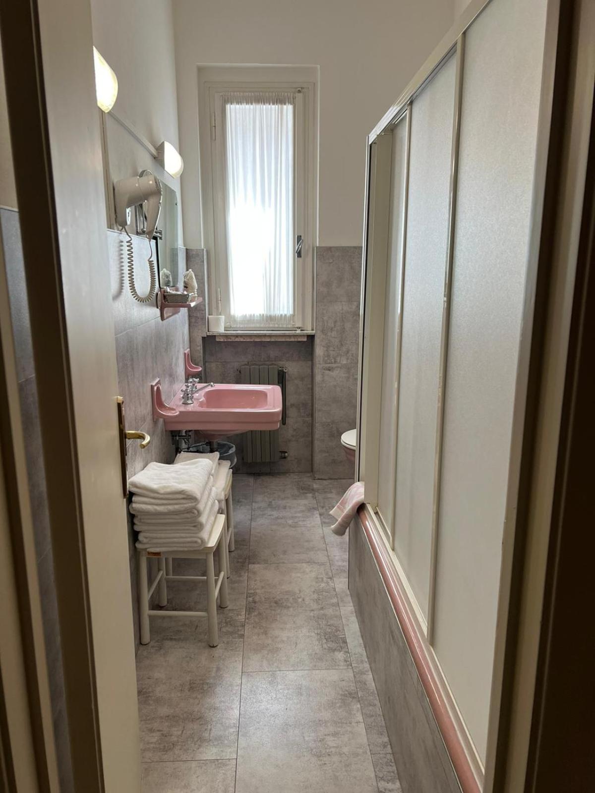 Standard Quadruple Room - Photo 9