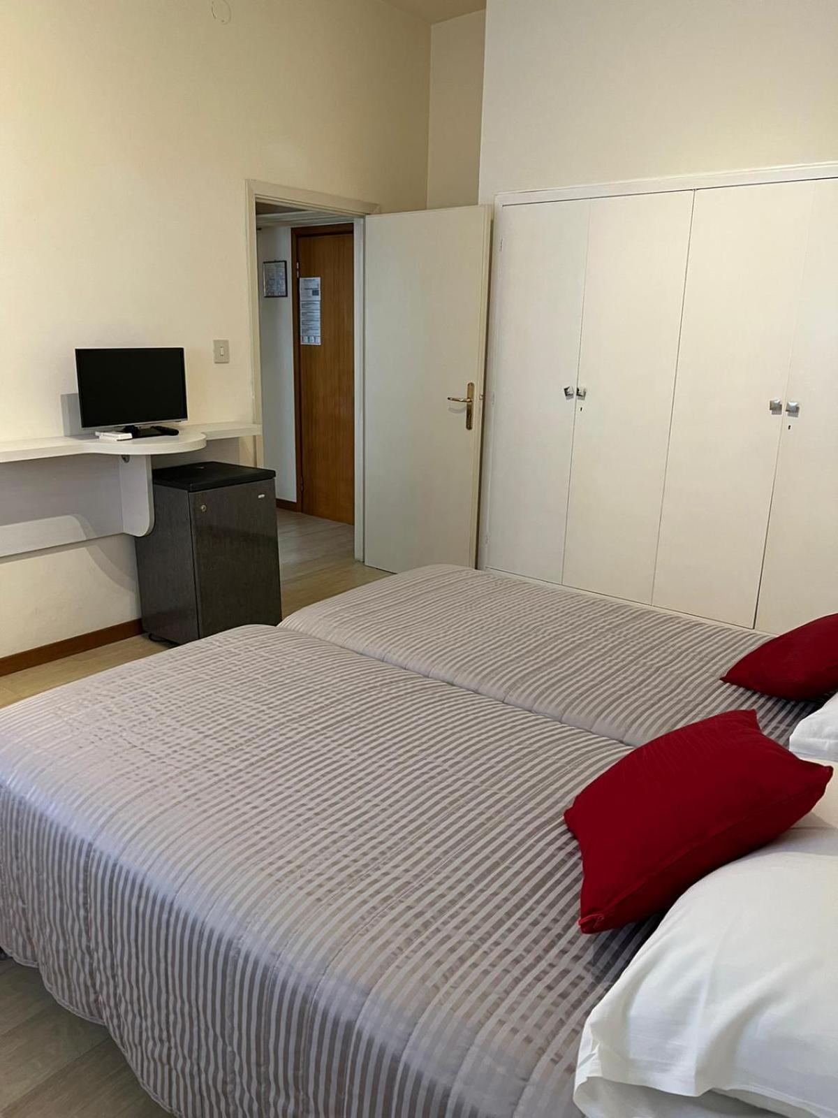 Standard Quadruple Room - Photo 17