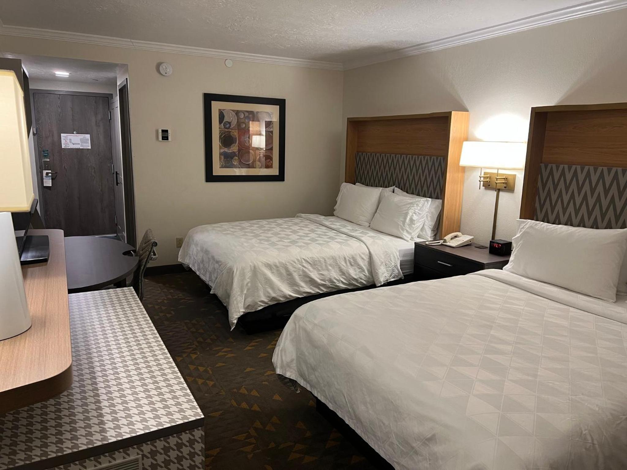Standard Queen Room with Two Queen Beds - Photo 2