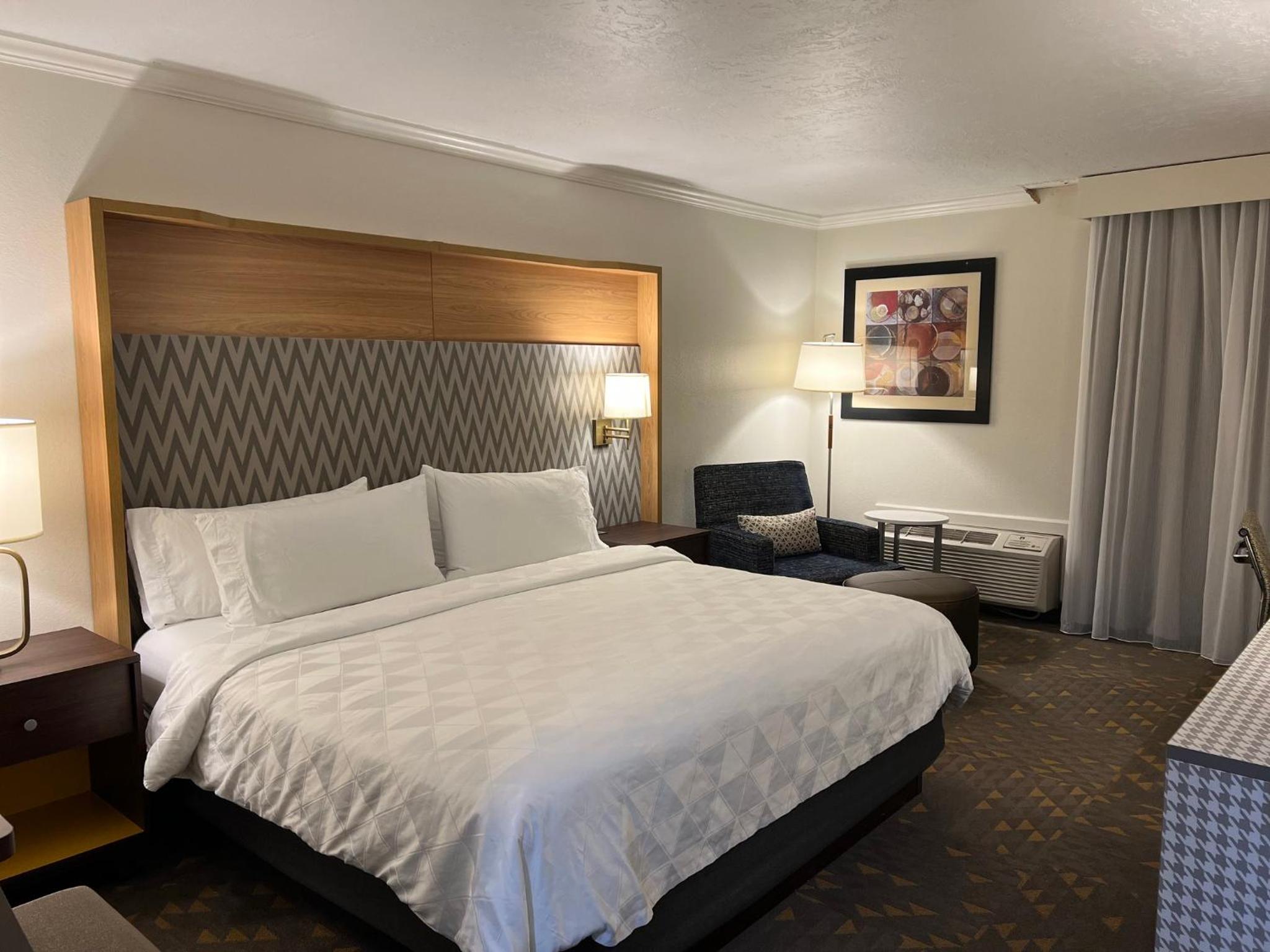 Standard King Room - Photo 3