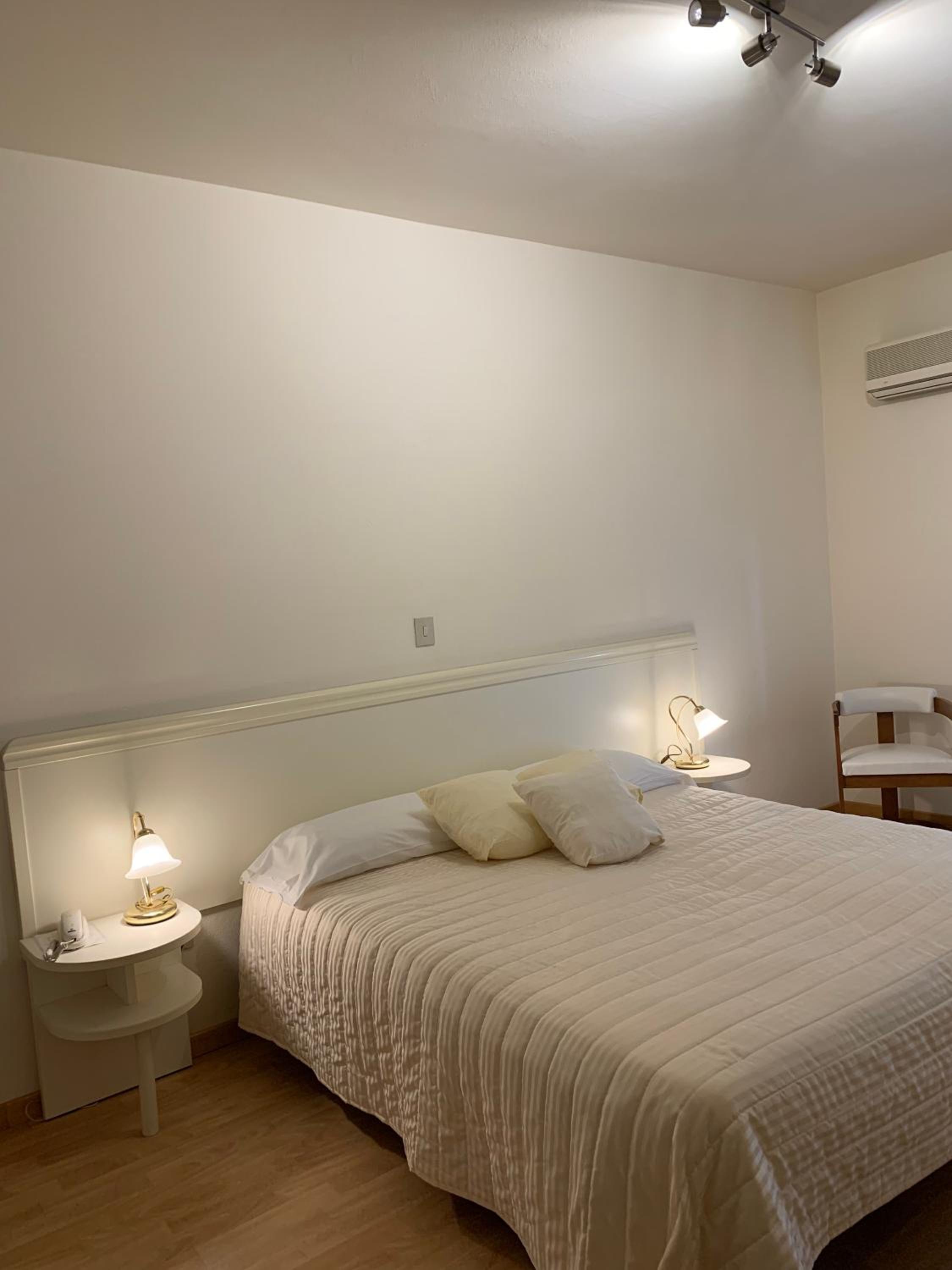 Double or Twin Room - Photo 5
