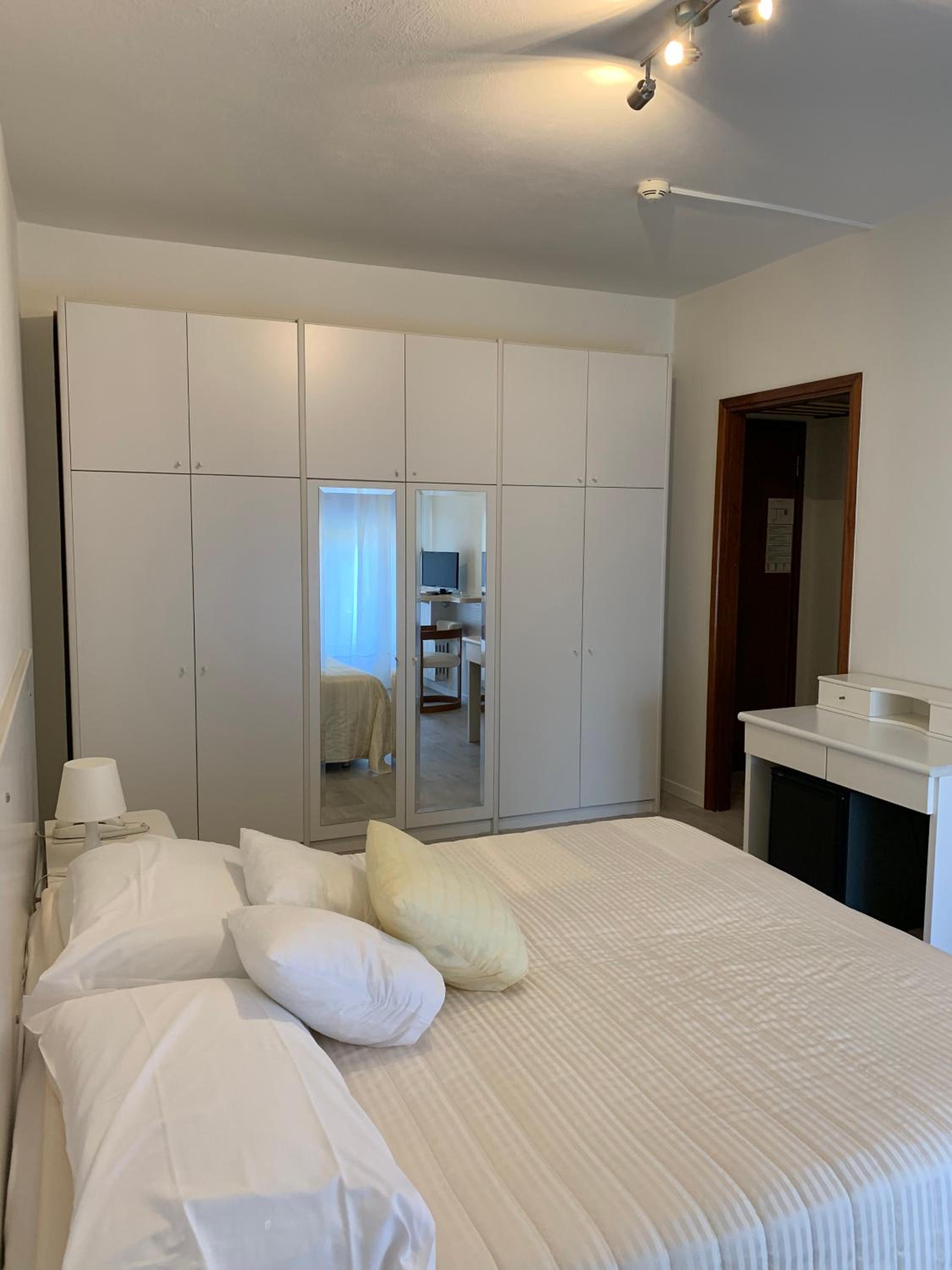 Double or Twin Room - Photo 9