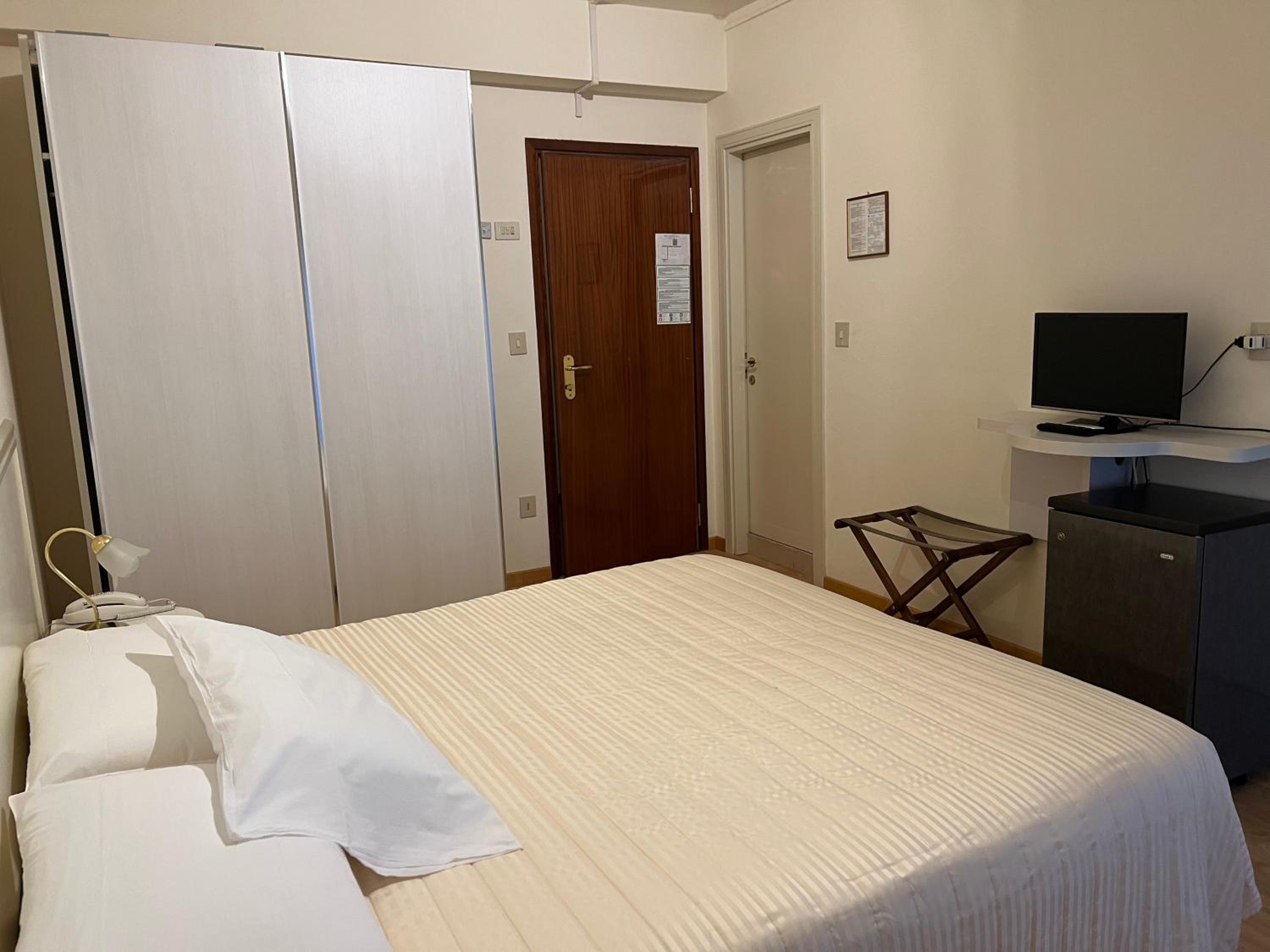 Double or Twin Room - Photo 6