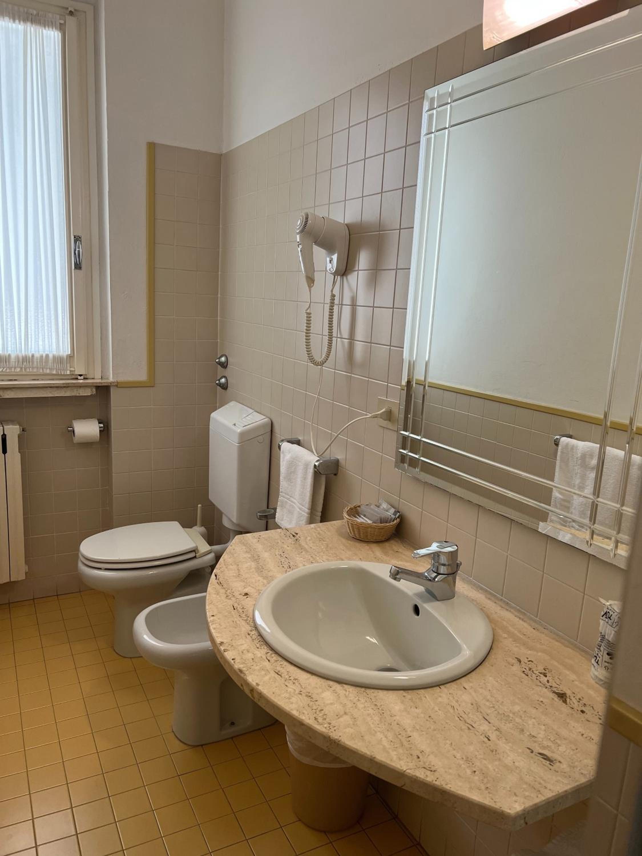 Double or Twin Room - Photo 11