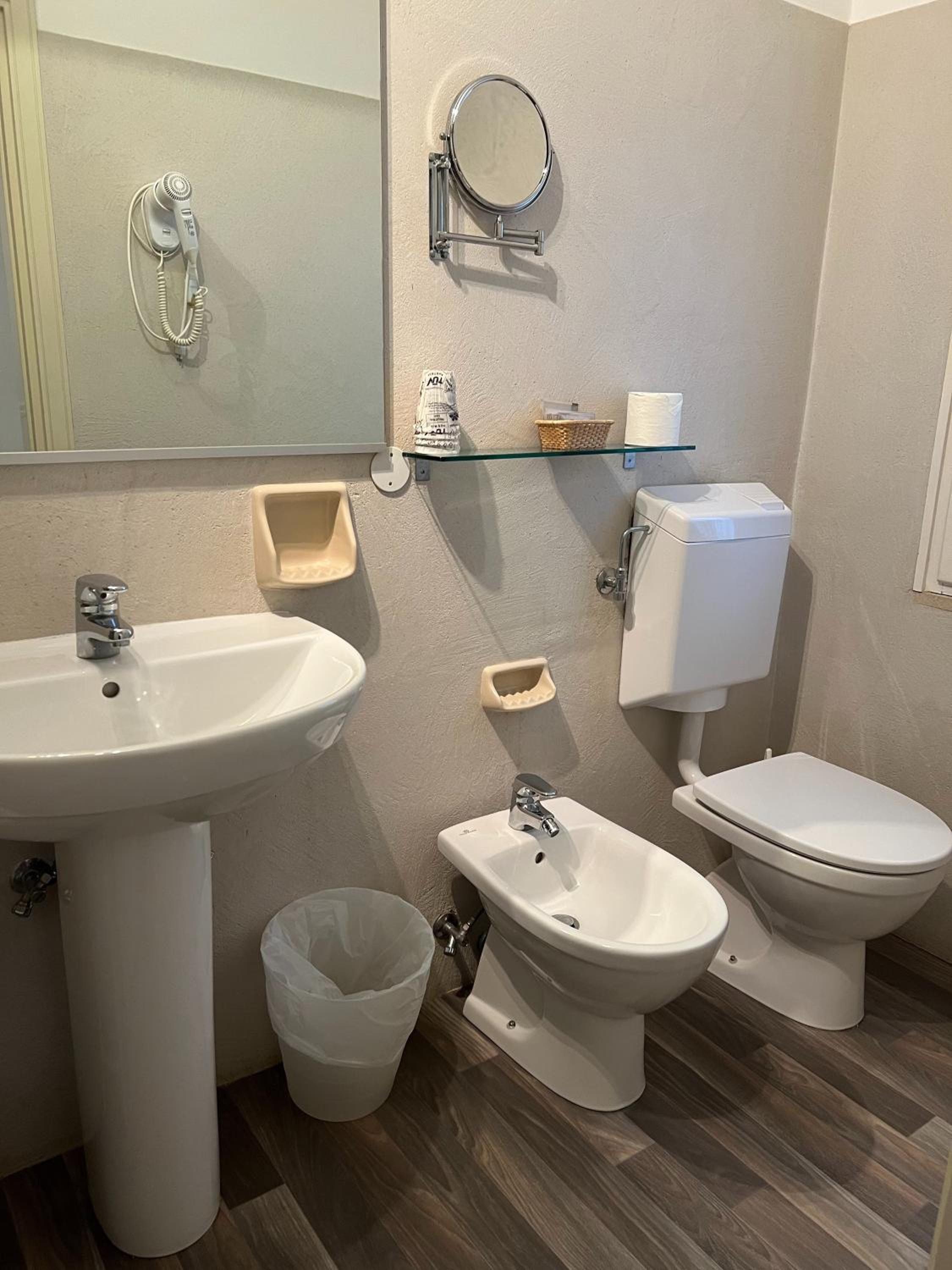 Double or Twin Room - Photo 7