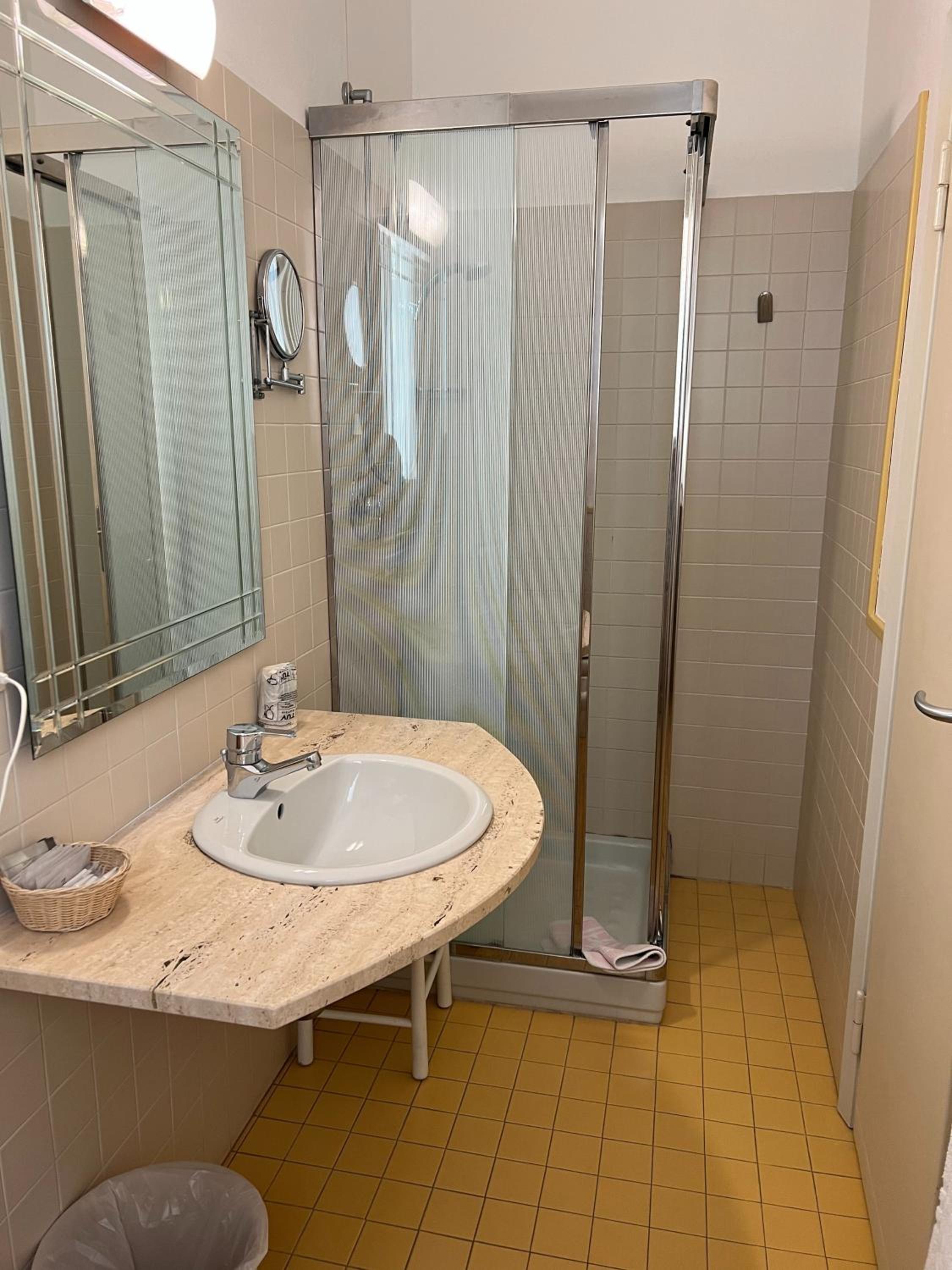 Double or Twin Room - Photo 12