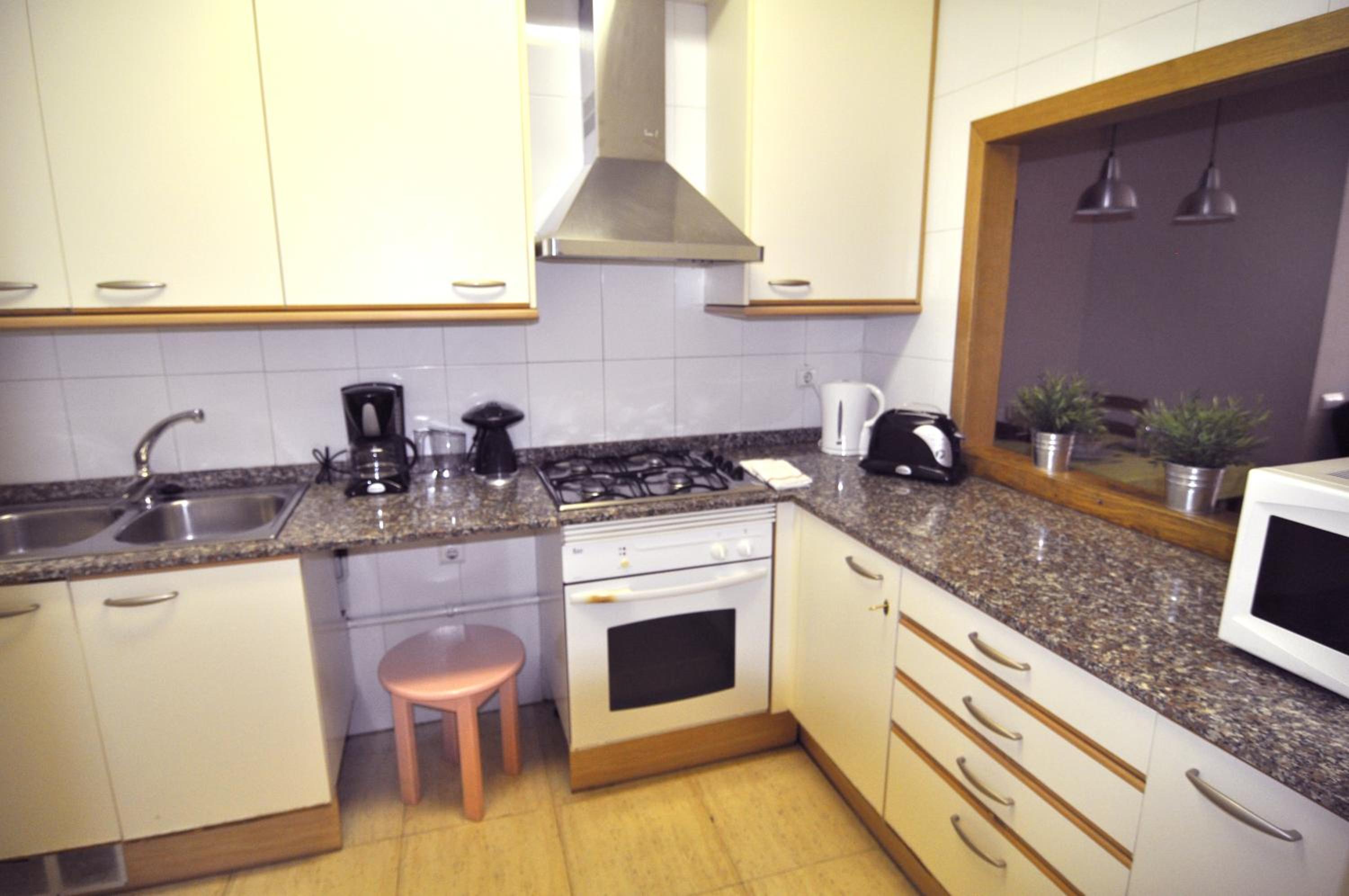 Three-Bedroom Apartment with balcony (6 Adults) - Asturias photo 3