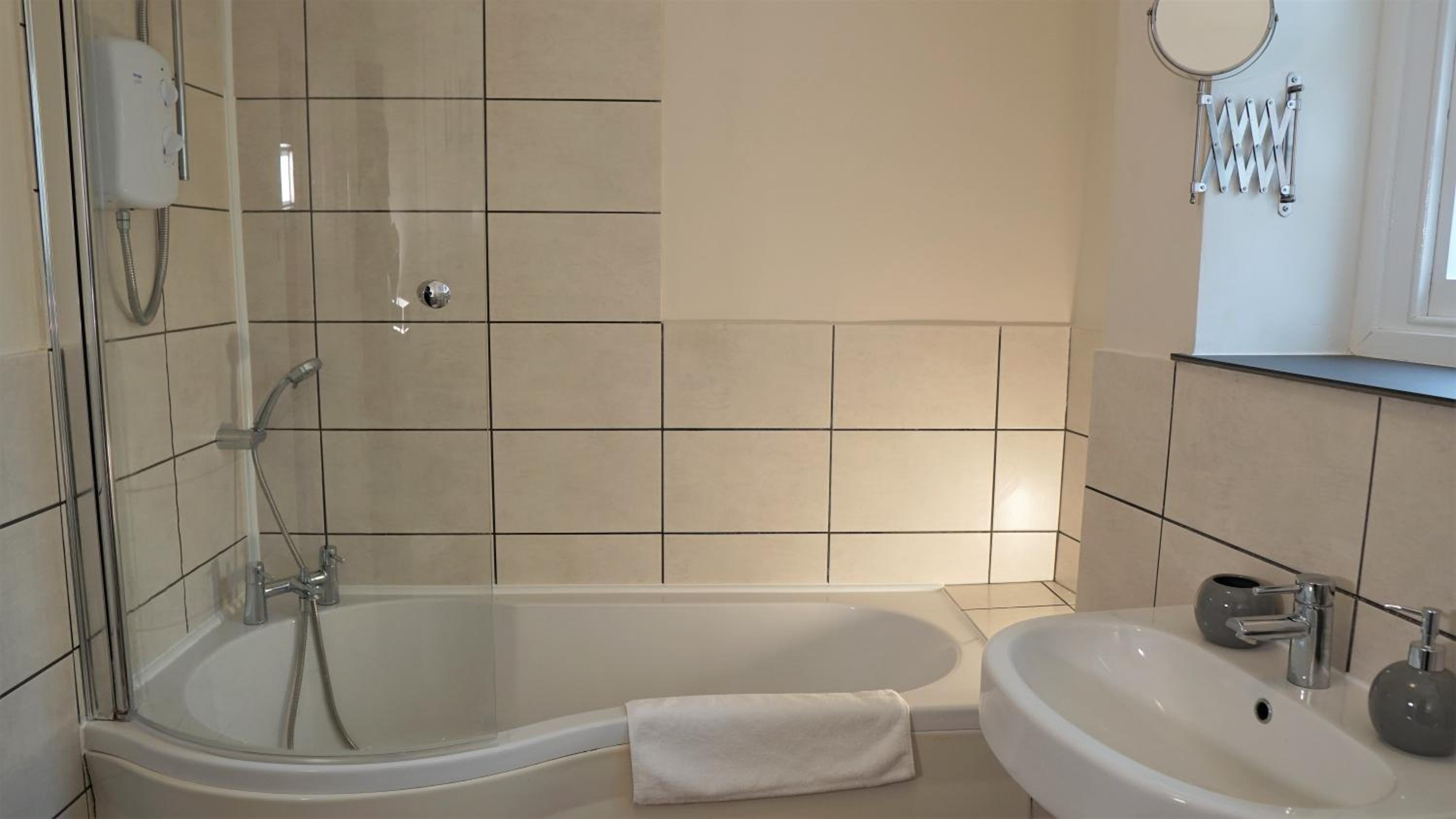Four-Bedroom House - Photo 24