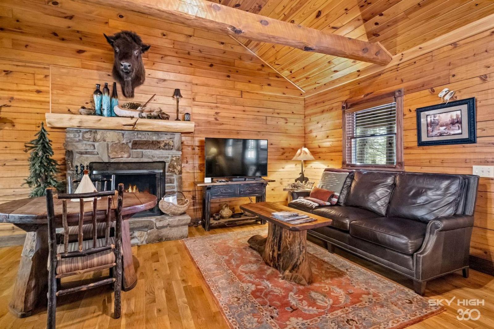 Cherokee One-Bedroom Cottage with Spa Bath – Forest View photo 3