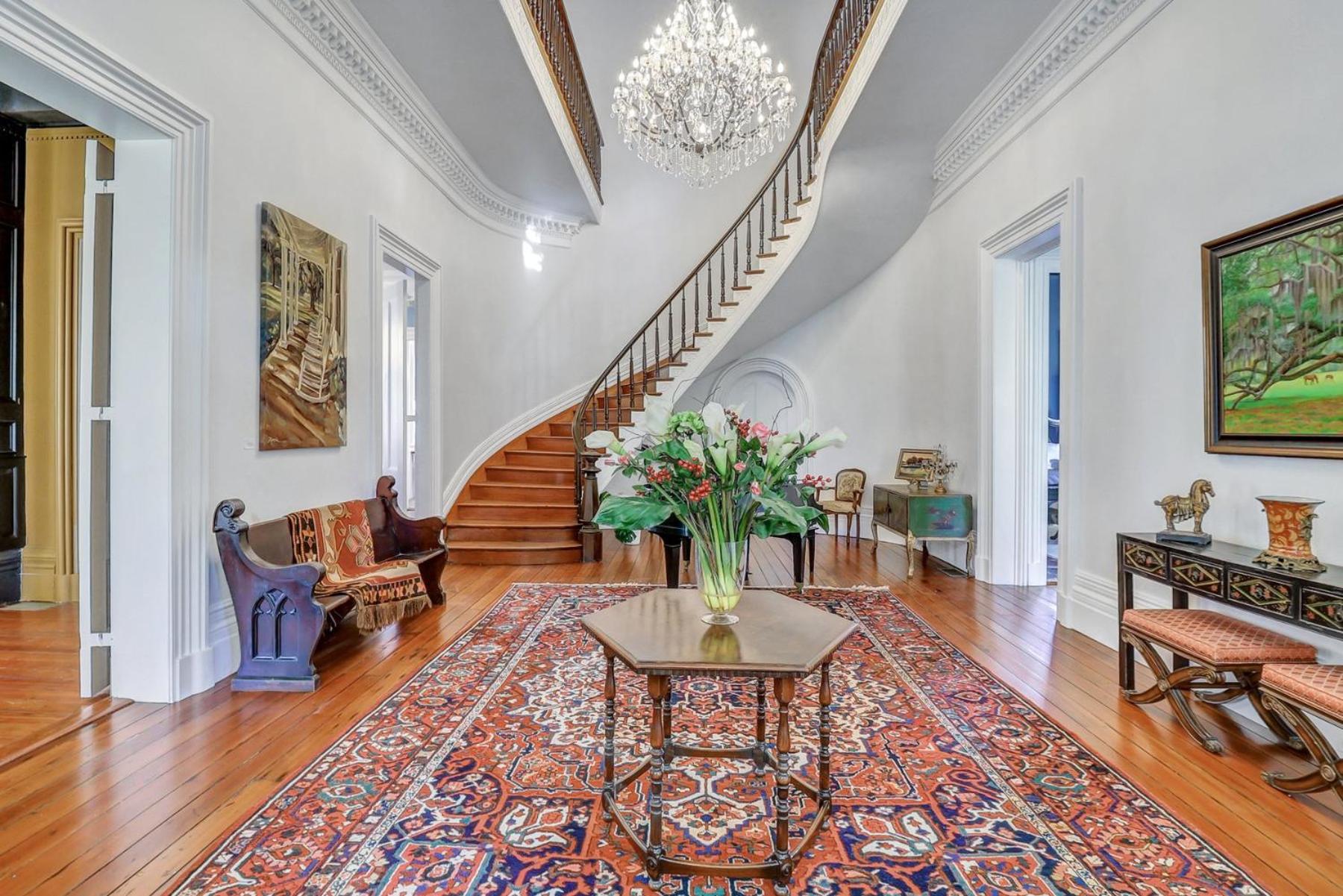Six-Bedroom House photo 1