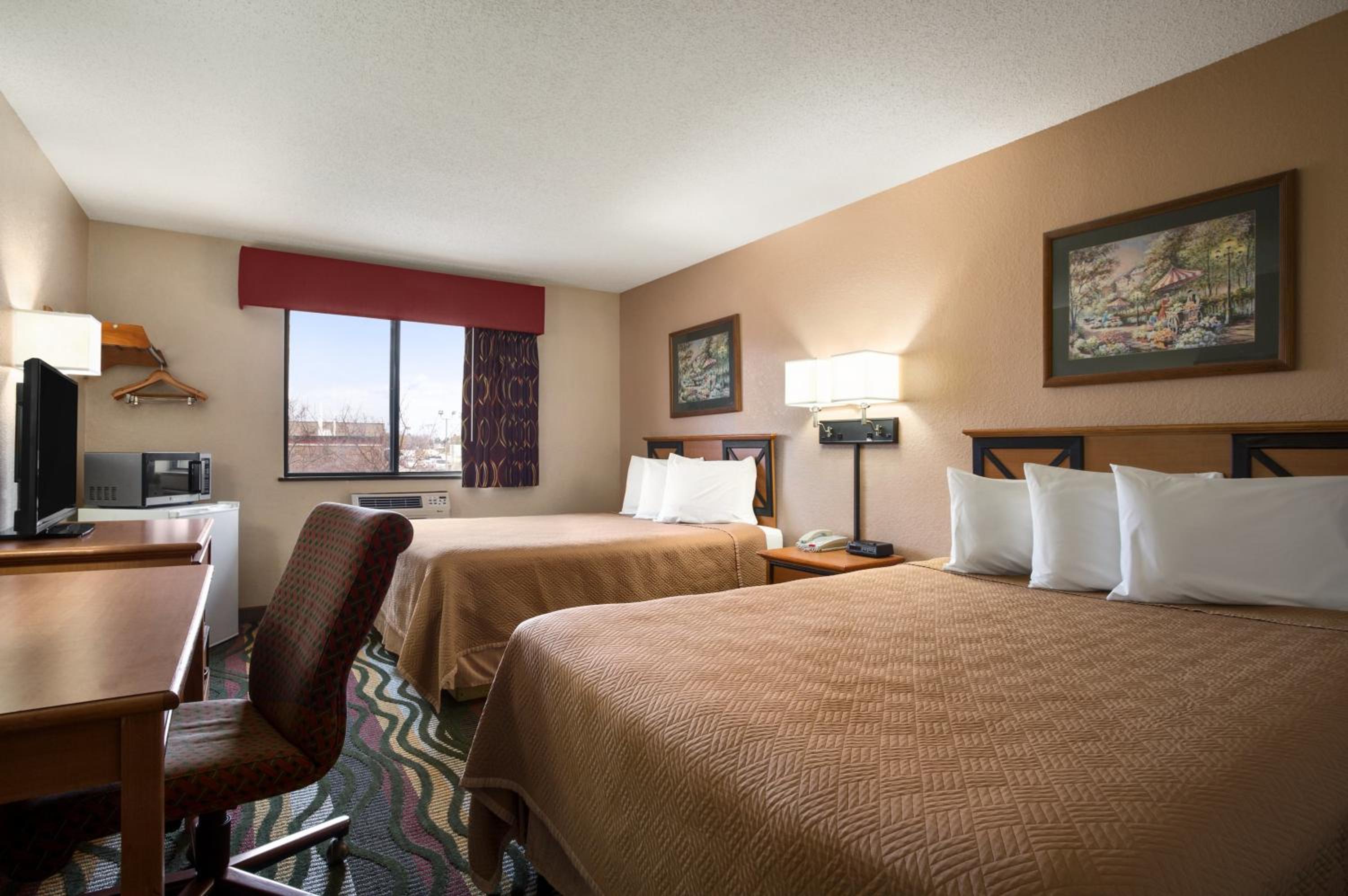 Queen Room with Two Queen Beds - Non-Smoking - Photo 3