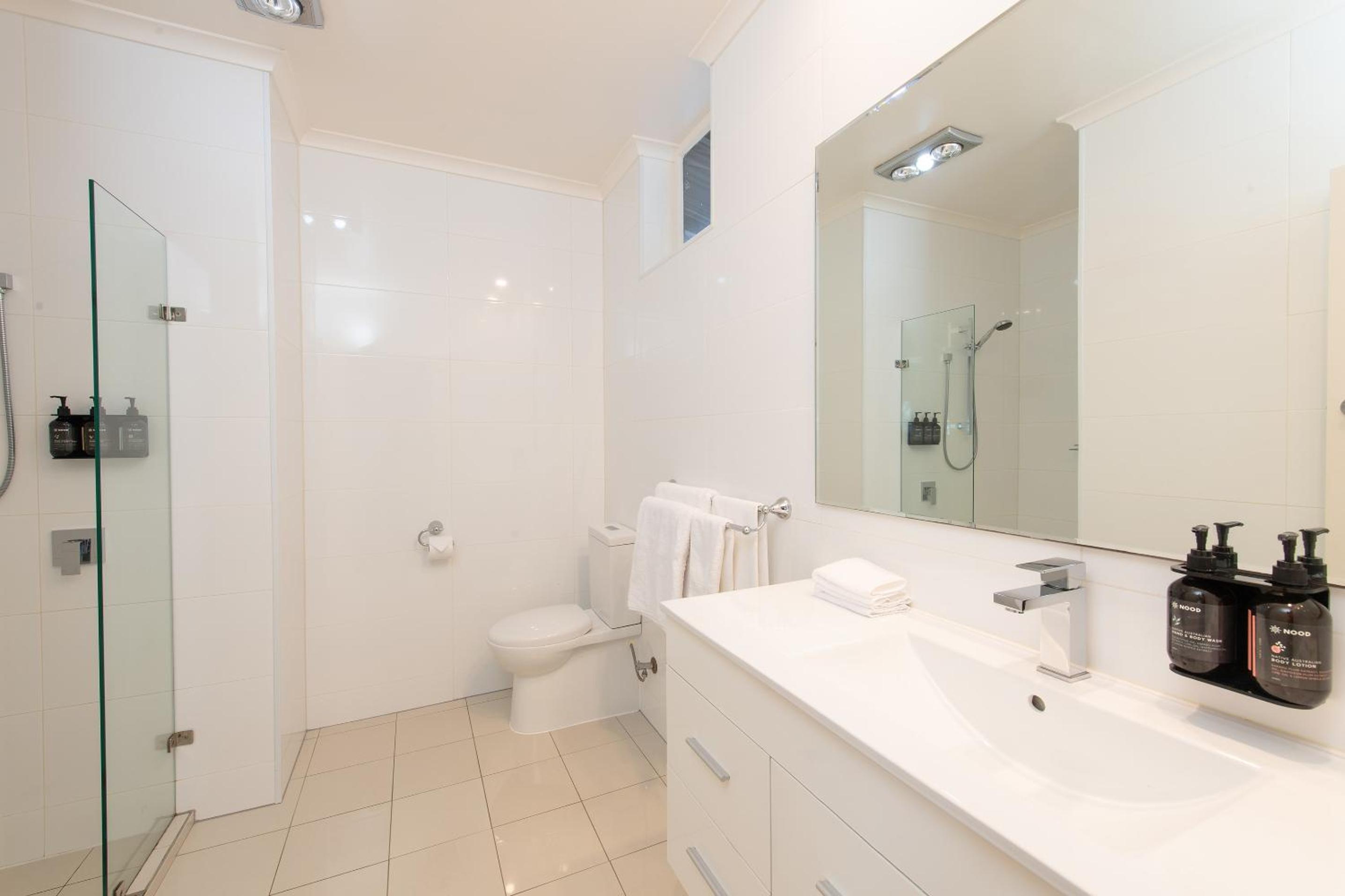 Superior Queen Poolview - Photo 6