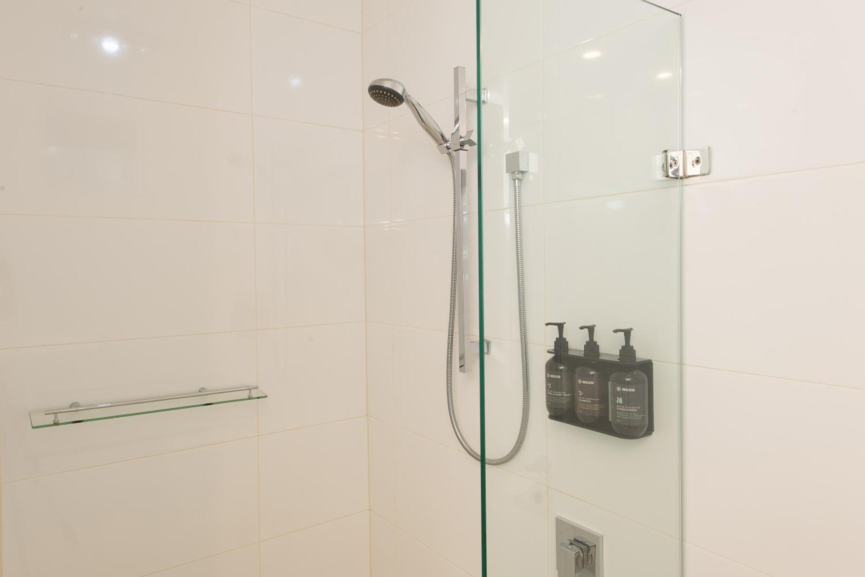 Superior Queen Poolview - Photo 2