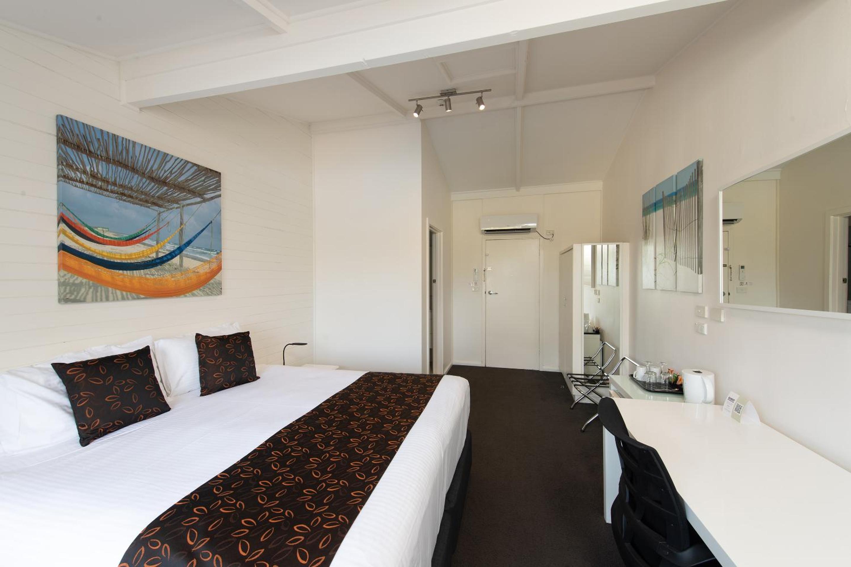 Superior Queen Poolview - Photo 8