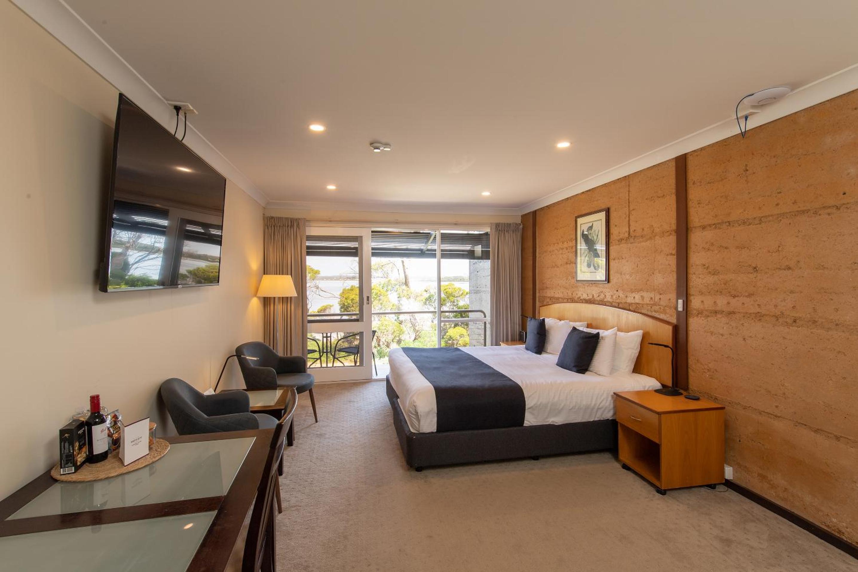 Studio Suite with Water View and One King Bed - Photo 5