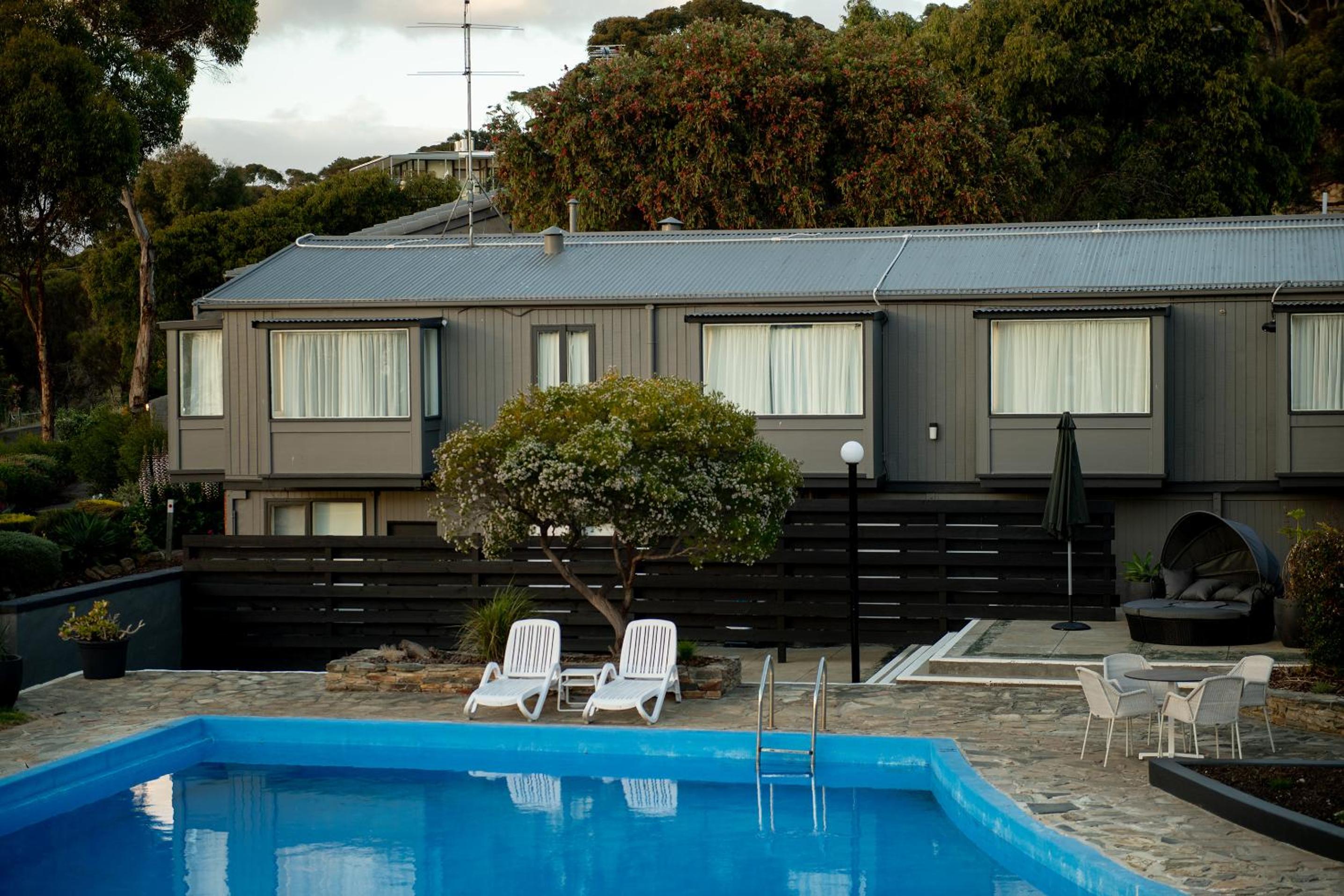 Superior Queen Poolview - Photo 7