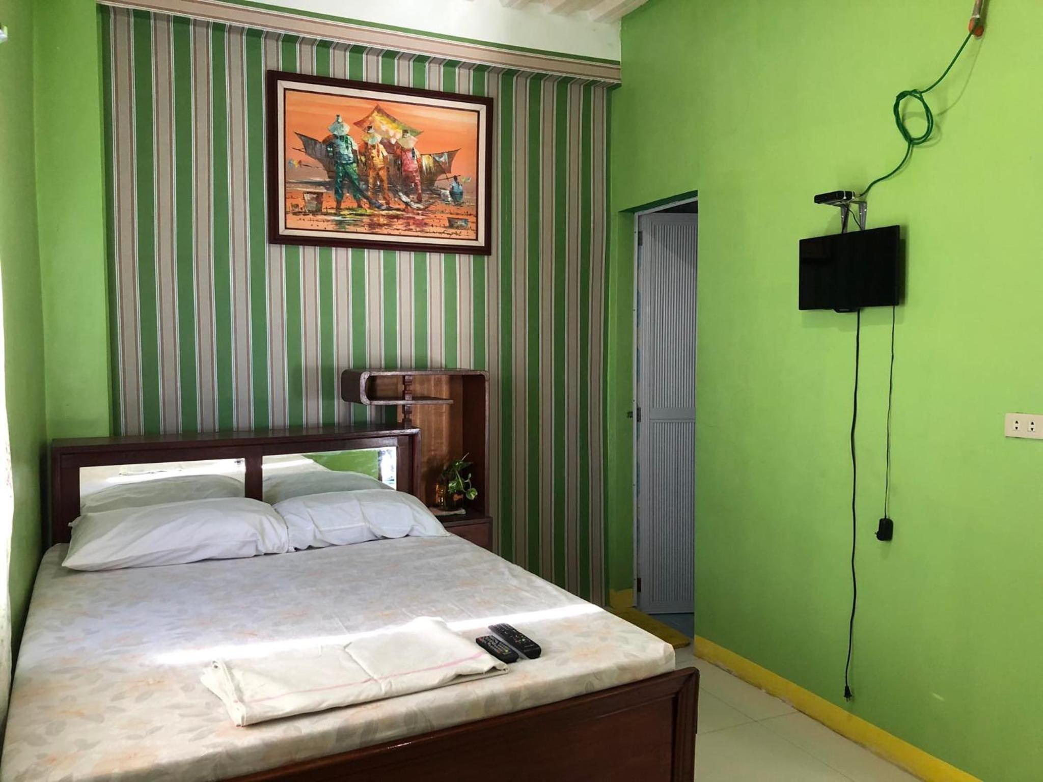 Queen Room photo 2