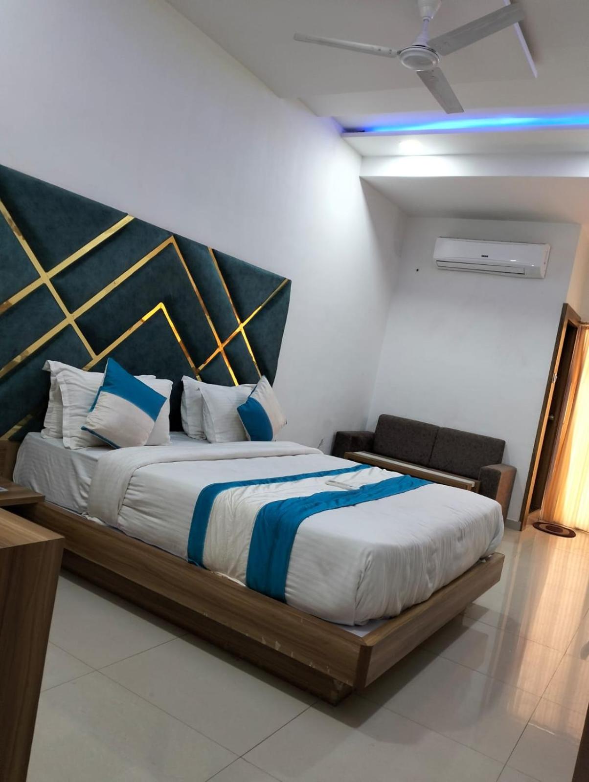 Double Room with Balcony (3 Adults) photo 3