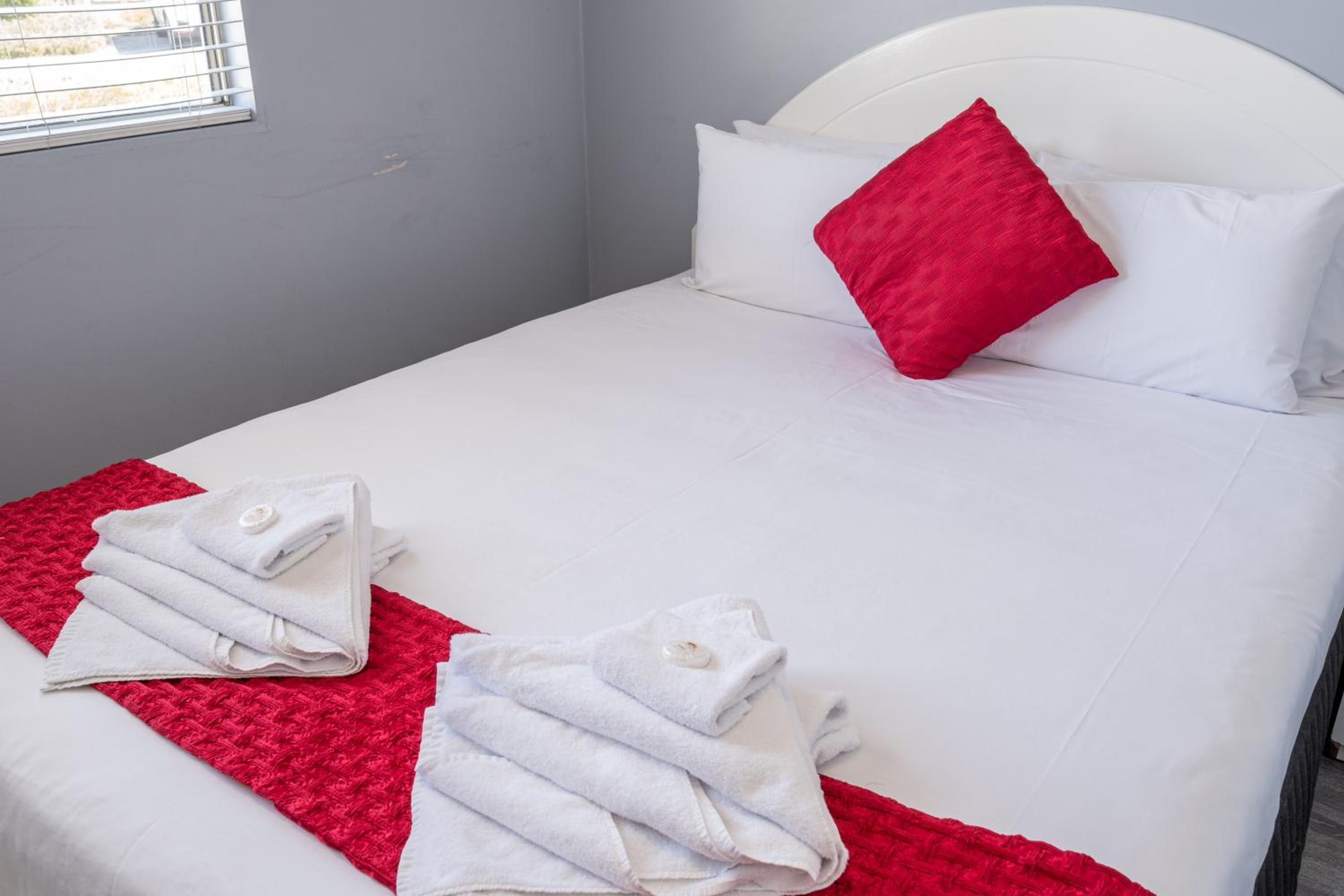 Economy One-Bedroom Cabin - Queen Bed and 2 Single Beds