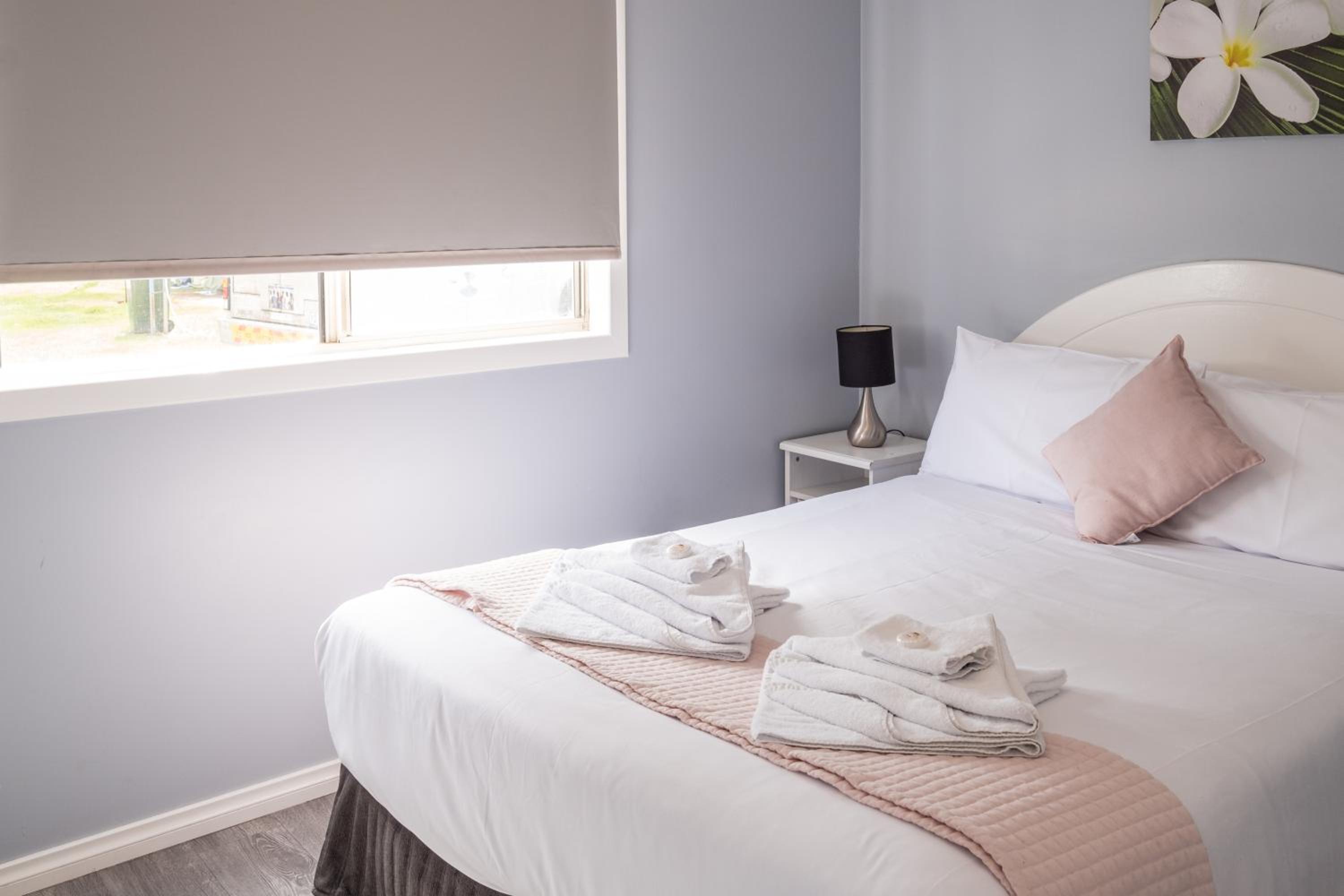 Economy One-Bedroom Cabin - Queen Bed and Bunk Bed