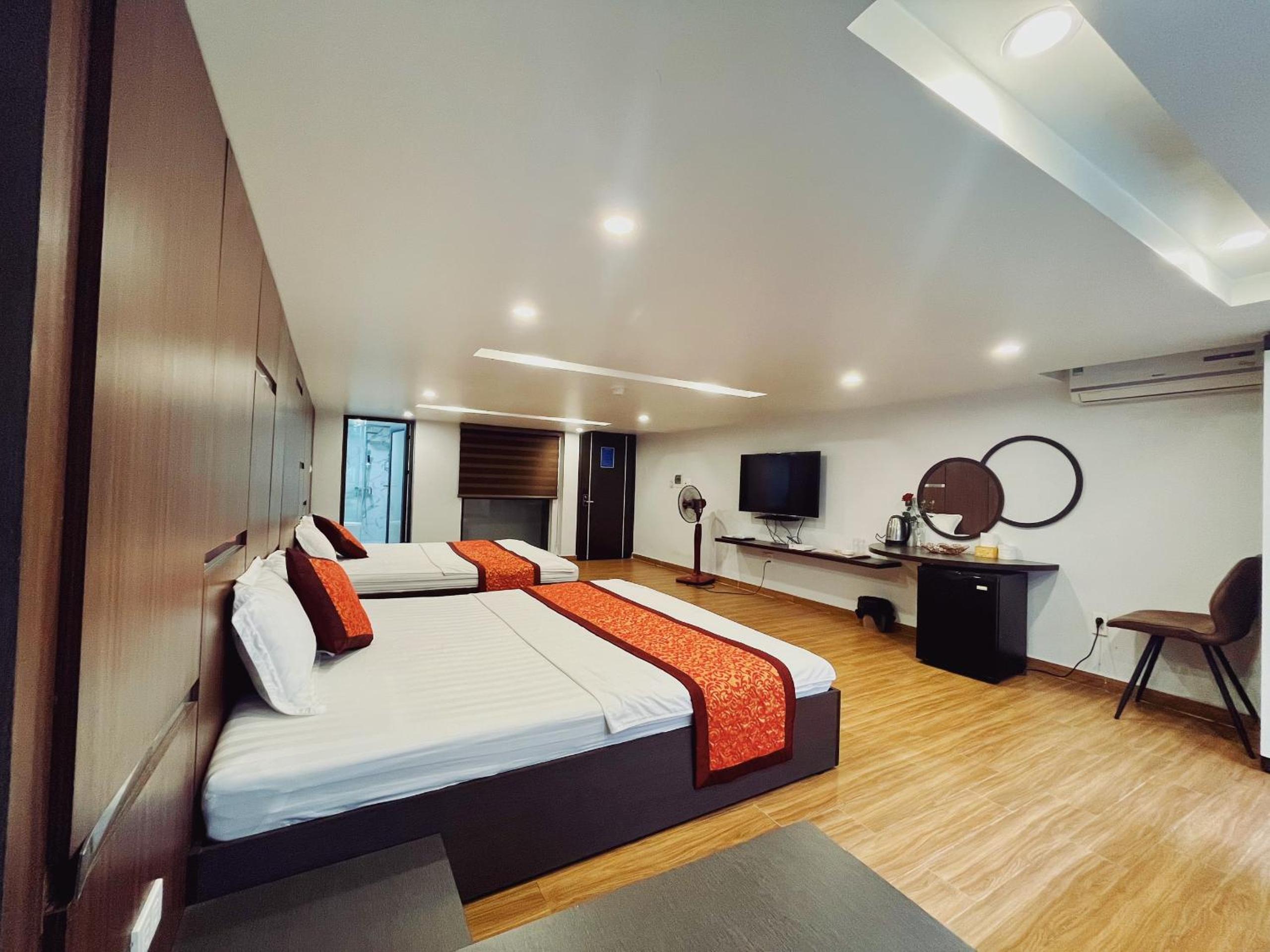 Family Room with Private Bathroom - Photo 2