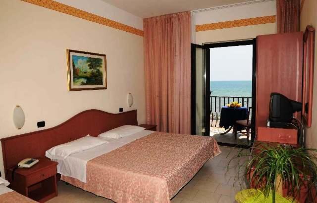 Double or Twin Room with Sea View - Photo 1