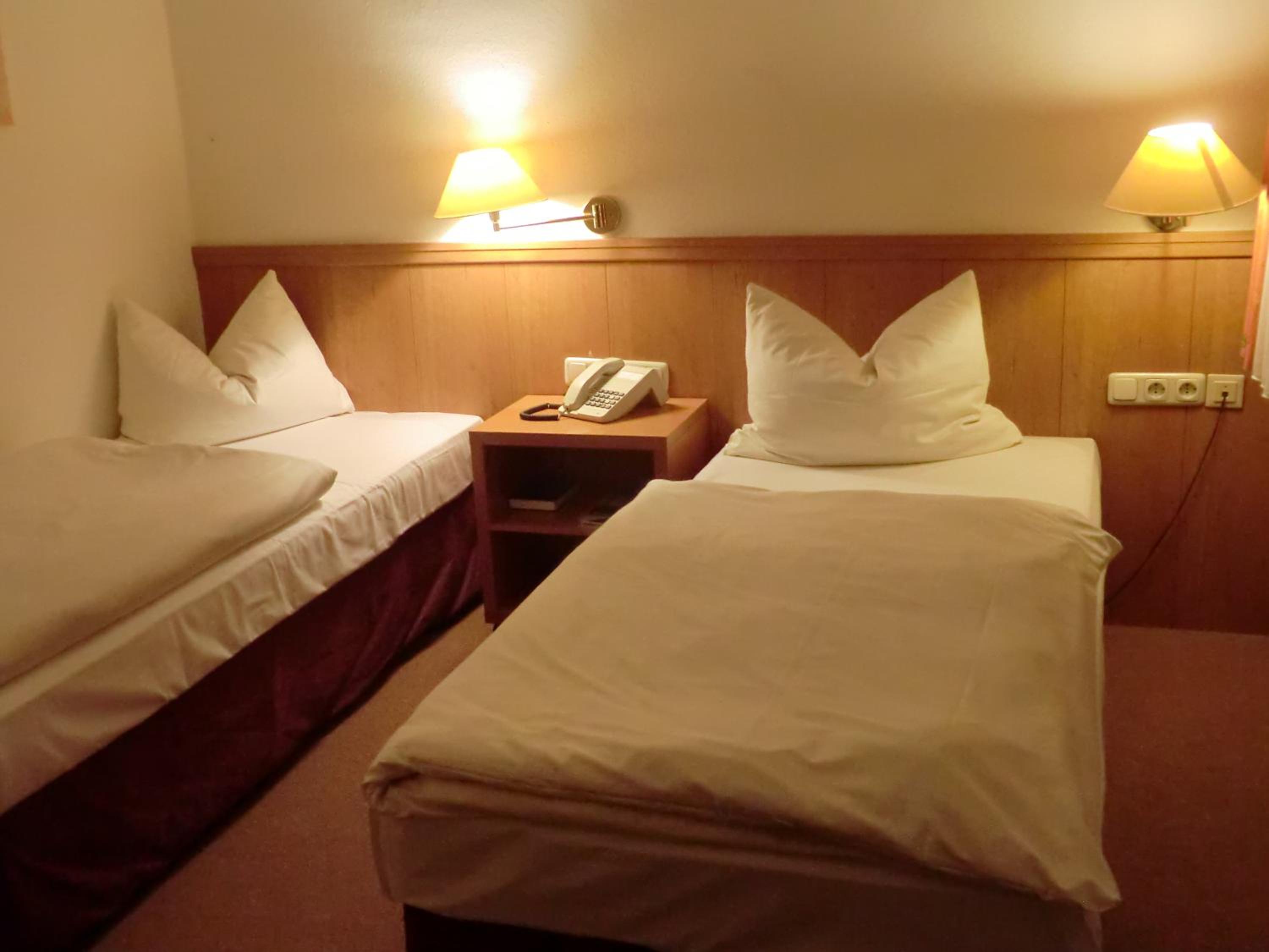 Standard Double Room - Photo 8