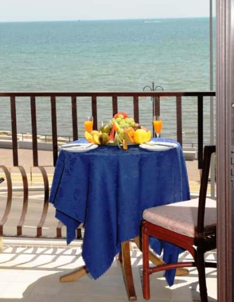 Double or Twin Room with Sea View - Photo 4