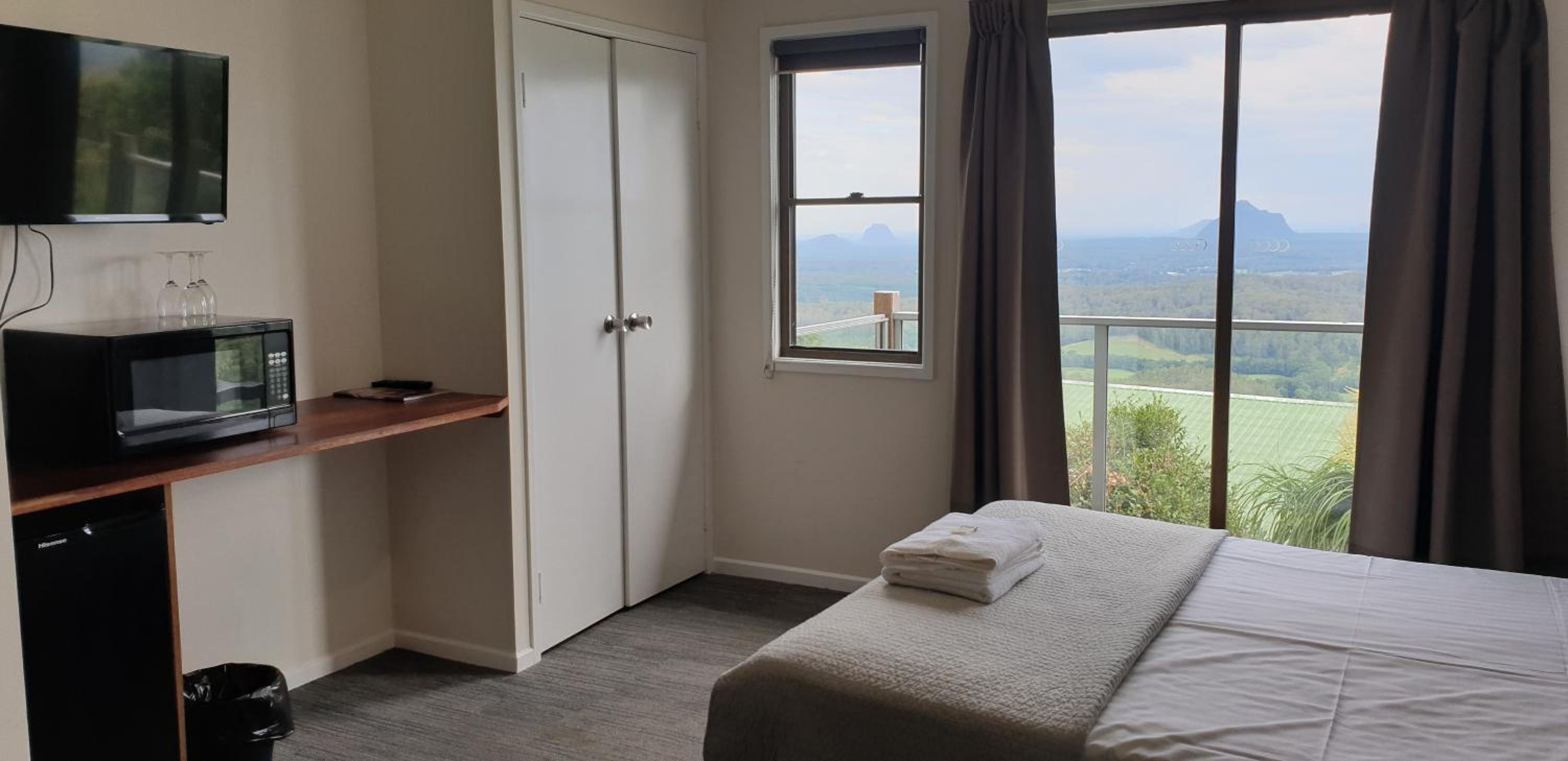 Standard Room with Partial Mountain View photo 1