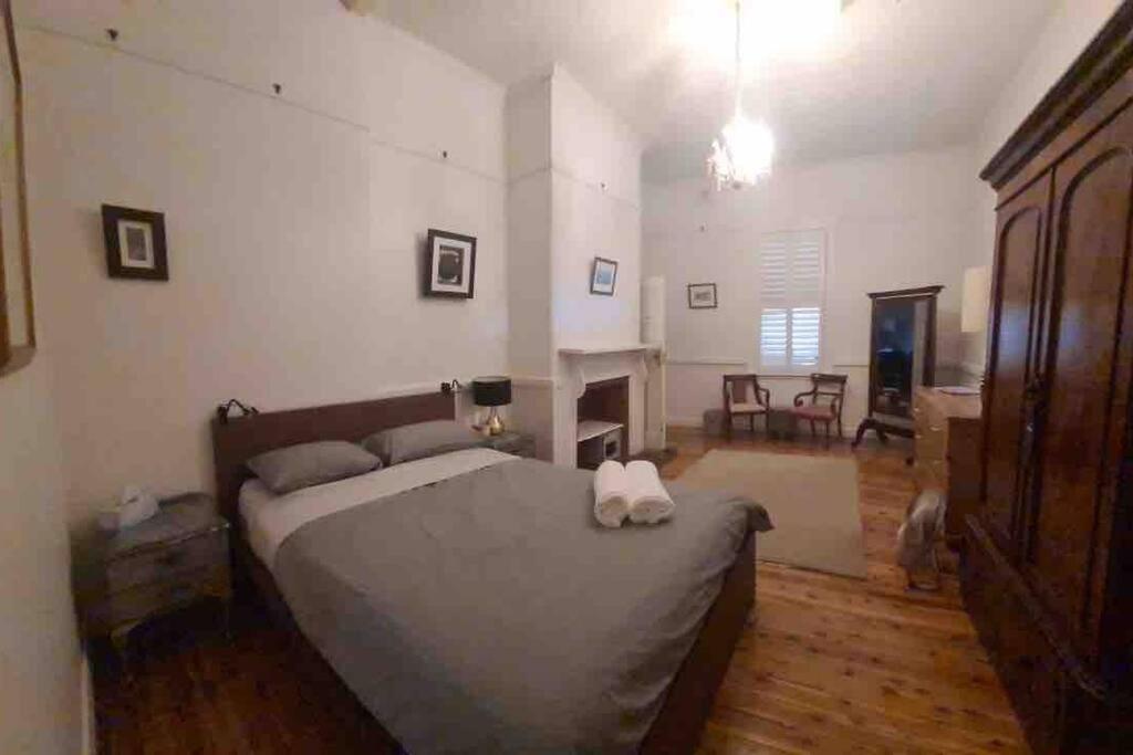 Six-Bedroom House photo 1