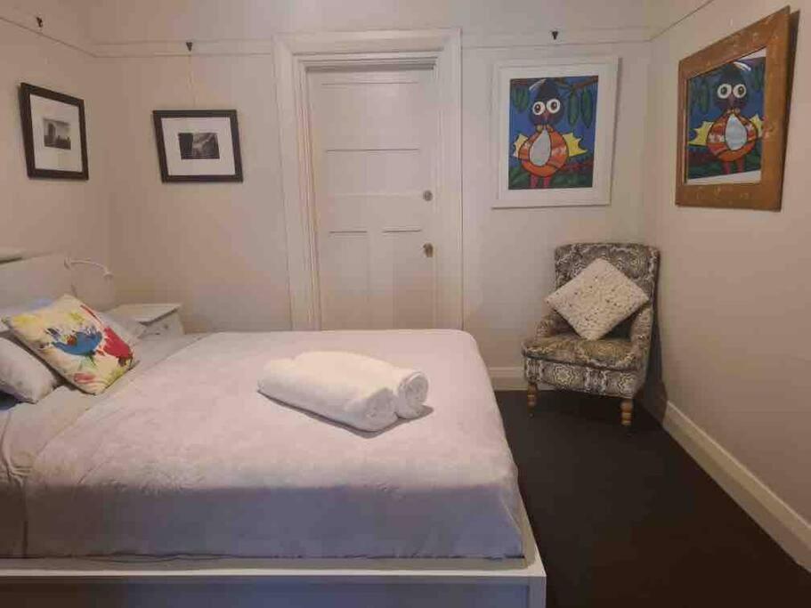 Six-Bedroom House photo 3
