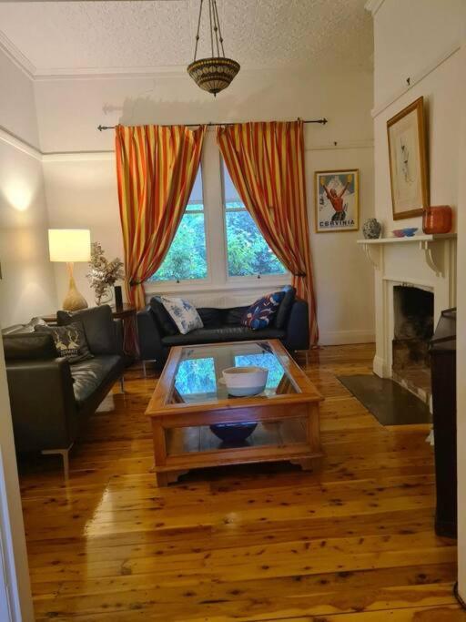 Six-Bedroom House photo 2