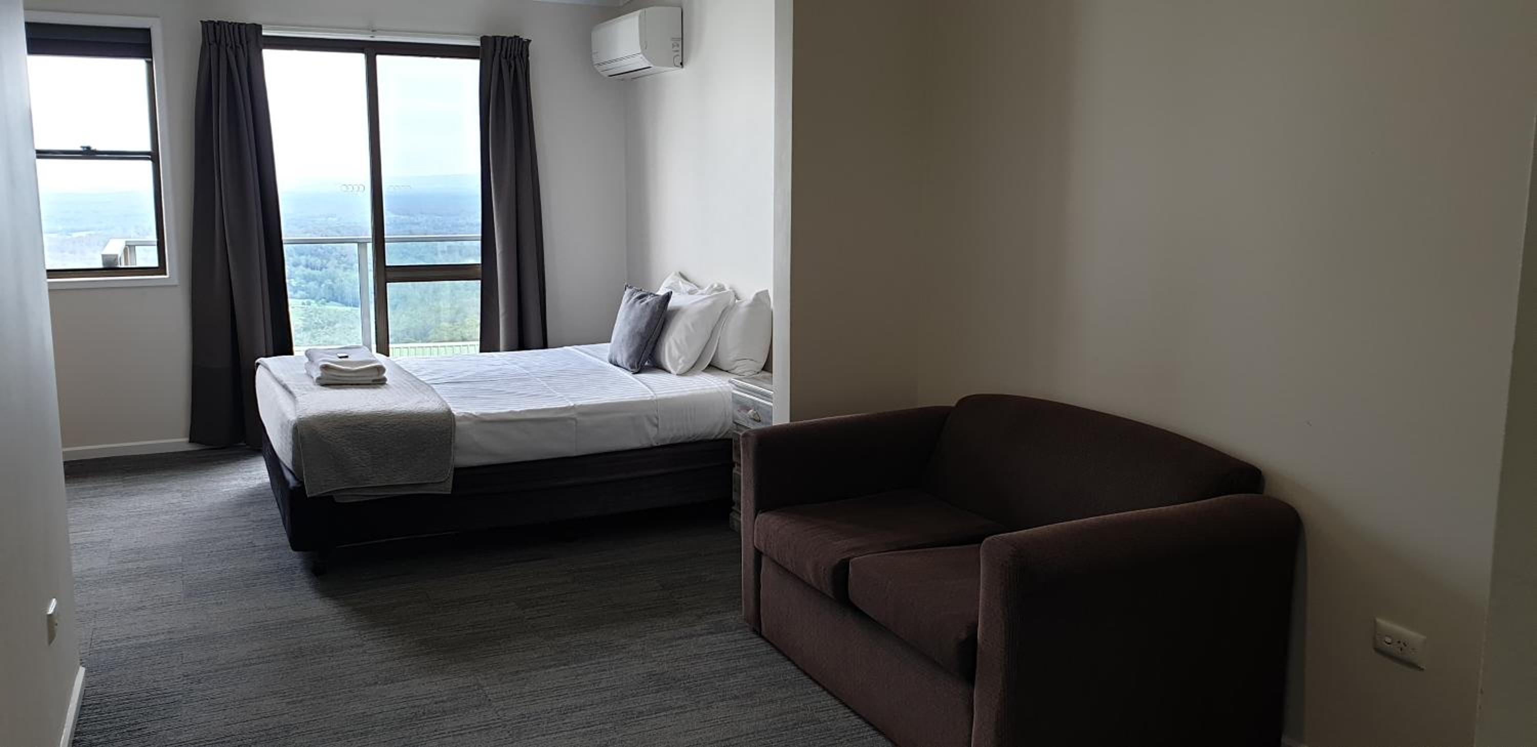 Standard Room with Partial Mountain View photo 3