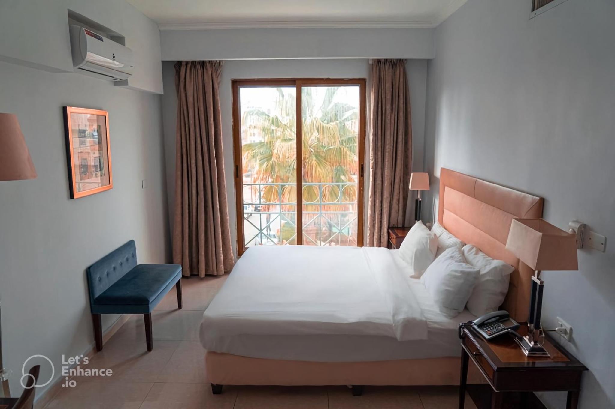 Standard King Room - Photo 4