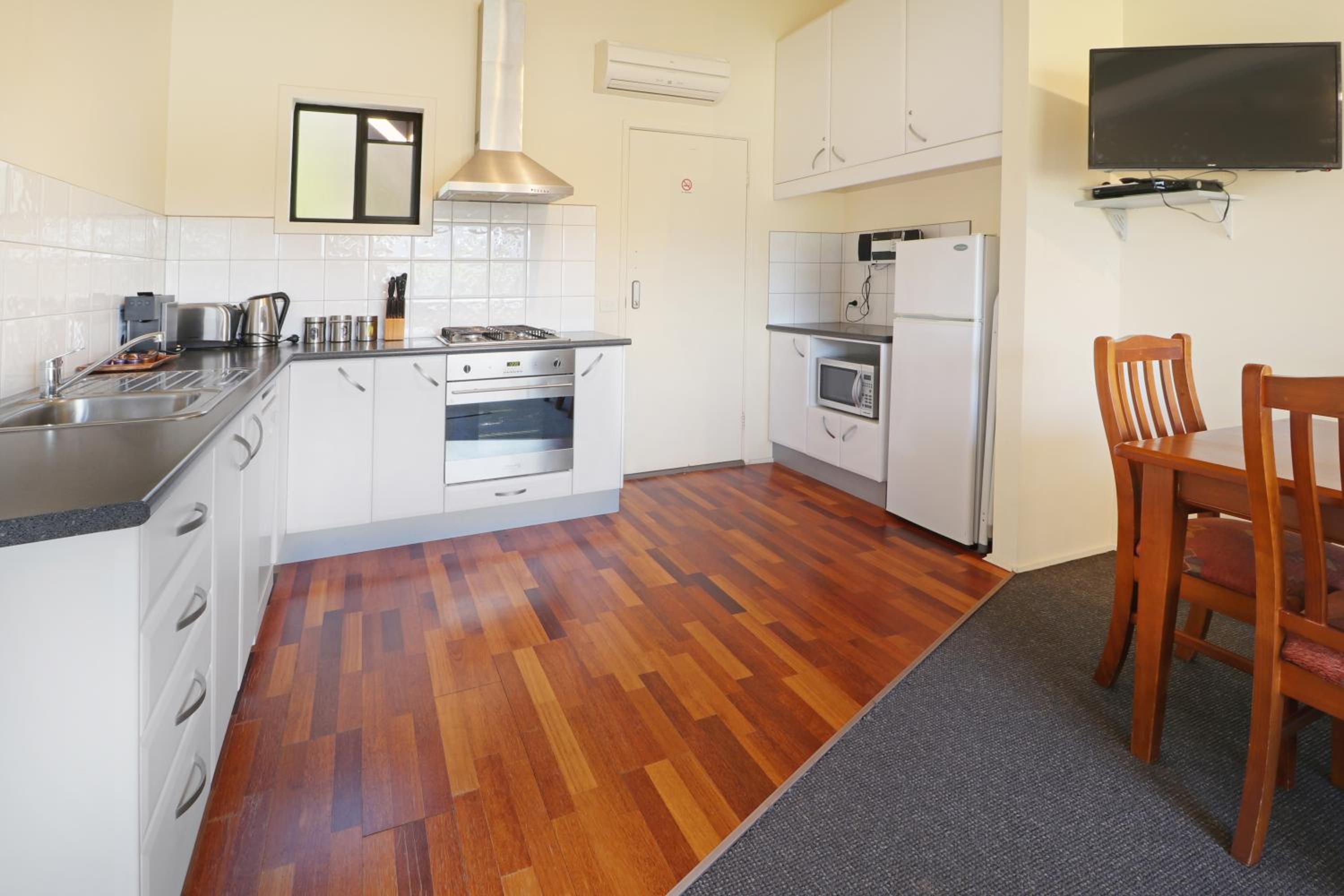 One-Bedroom Apartment - Pine photo 3