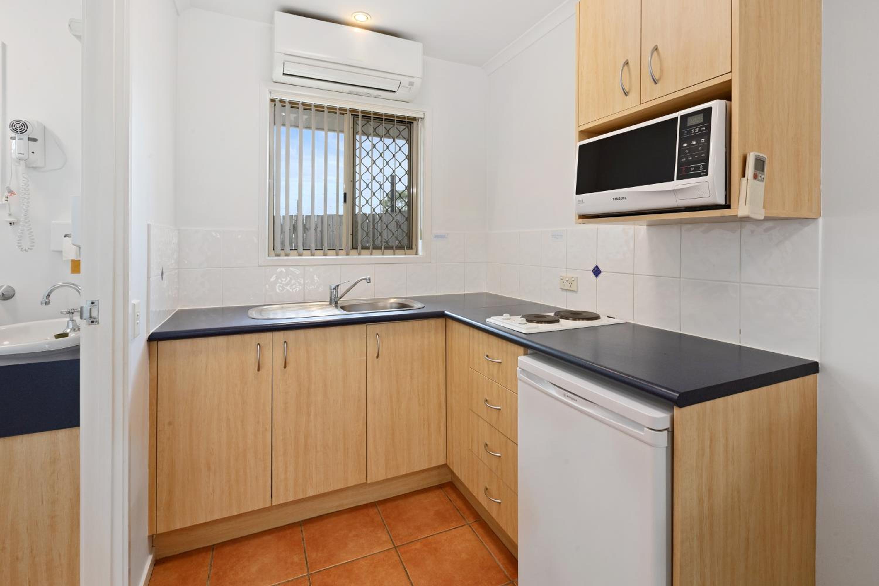 Queen Room with Kitchenette Facilities photo 3