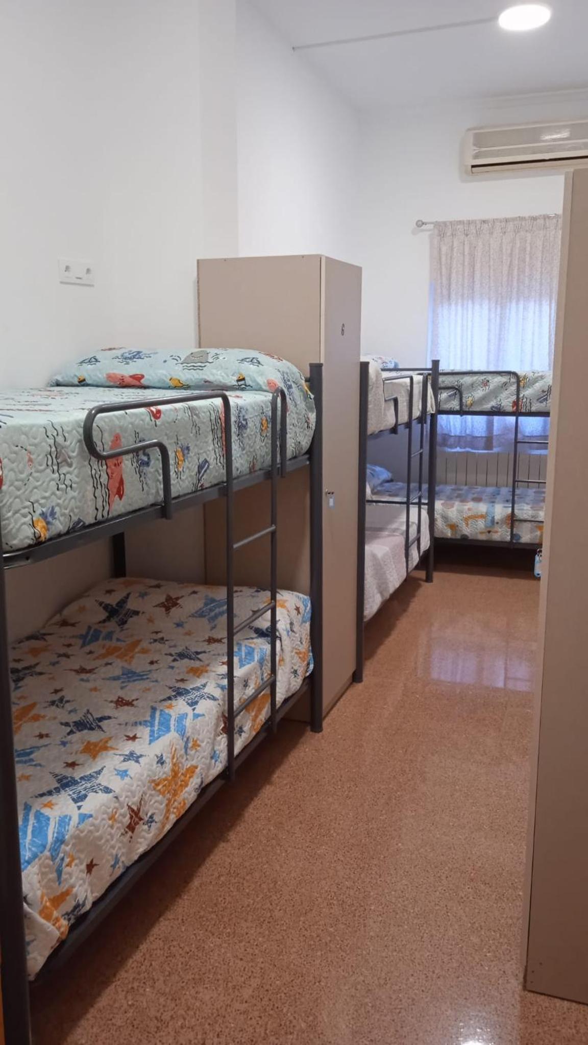 Dormitorio Compartido Mixto de 6 Camas